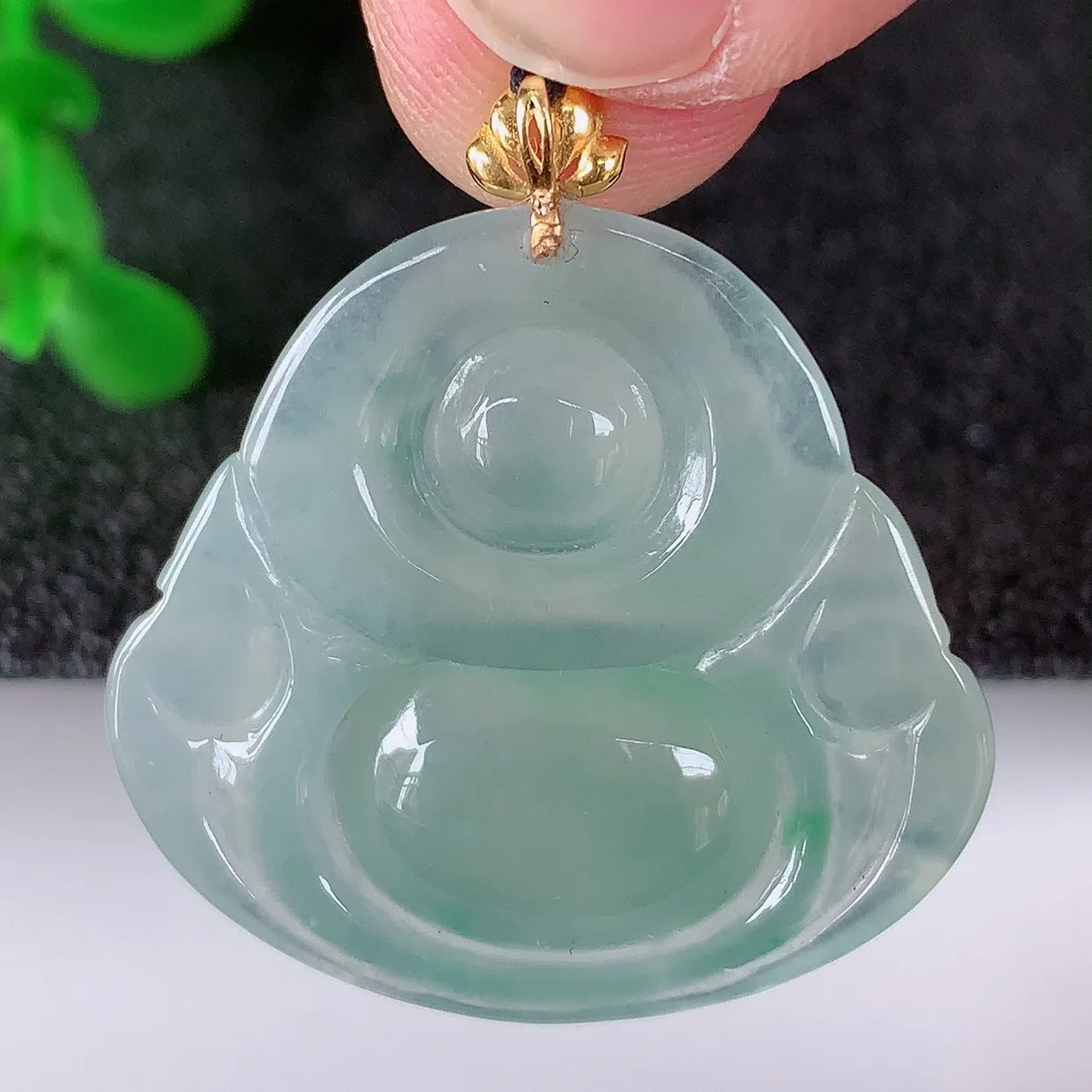 自然光实拍，18K金镶嵌冰种飘阳绿翡翠佛公吊坠，冰透饱满， 佛公亦保平安，寓意有福（佛公）相伴，品相佳，配戴优雅迷人！#1.14整体28.8*裸石24.5*26.8*5.5