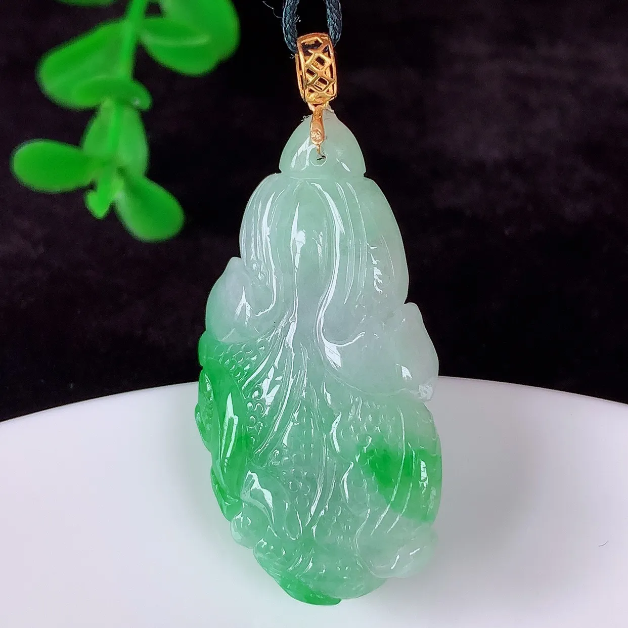 自然光实拍，18K金镶嵌冰润冰糯种飘阳绿翡翠招百财白菜吊坠，百财聚来，财源滚滚，色泽鲜艳，精工水润的白菜，性价比高！#1.14
