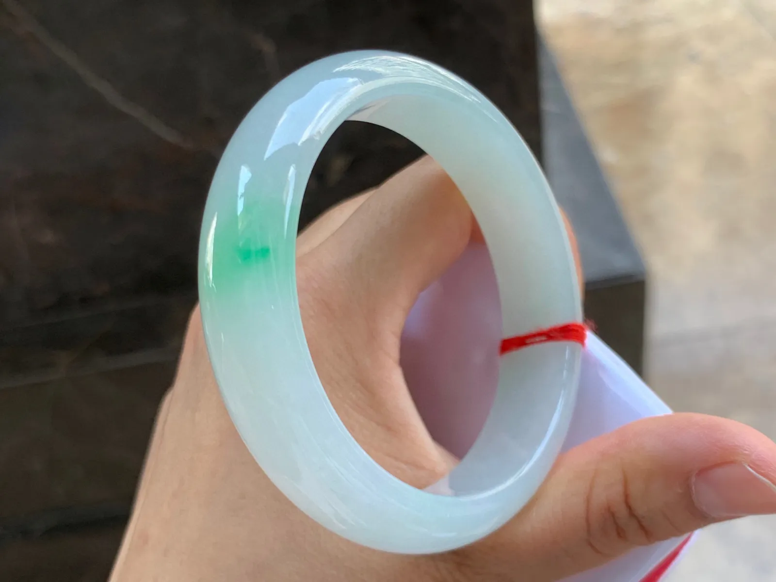57-14.5-8mm
飘绿手镯 底子细腻干净  一抹绿点缀