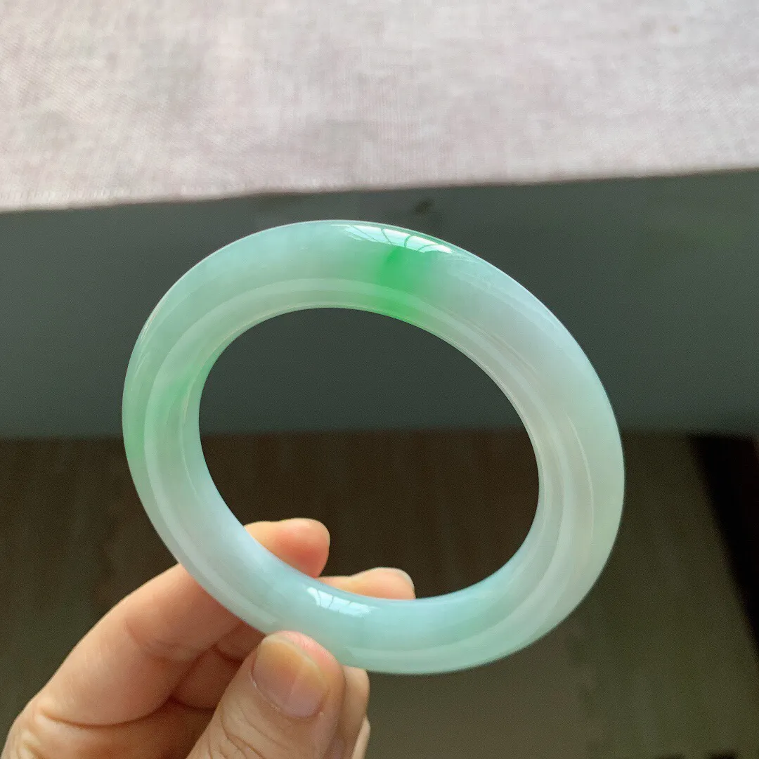 56圈口,自然光实拍，老坑冰润飘阳绿胖圆条翡翠手镯，尺寸:56-11.8mm，重量80.51
