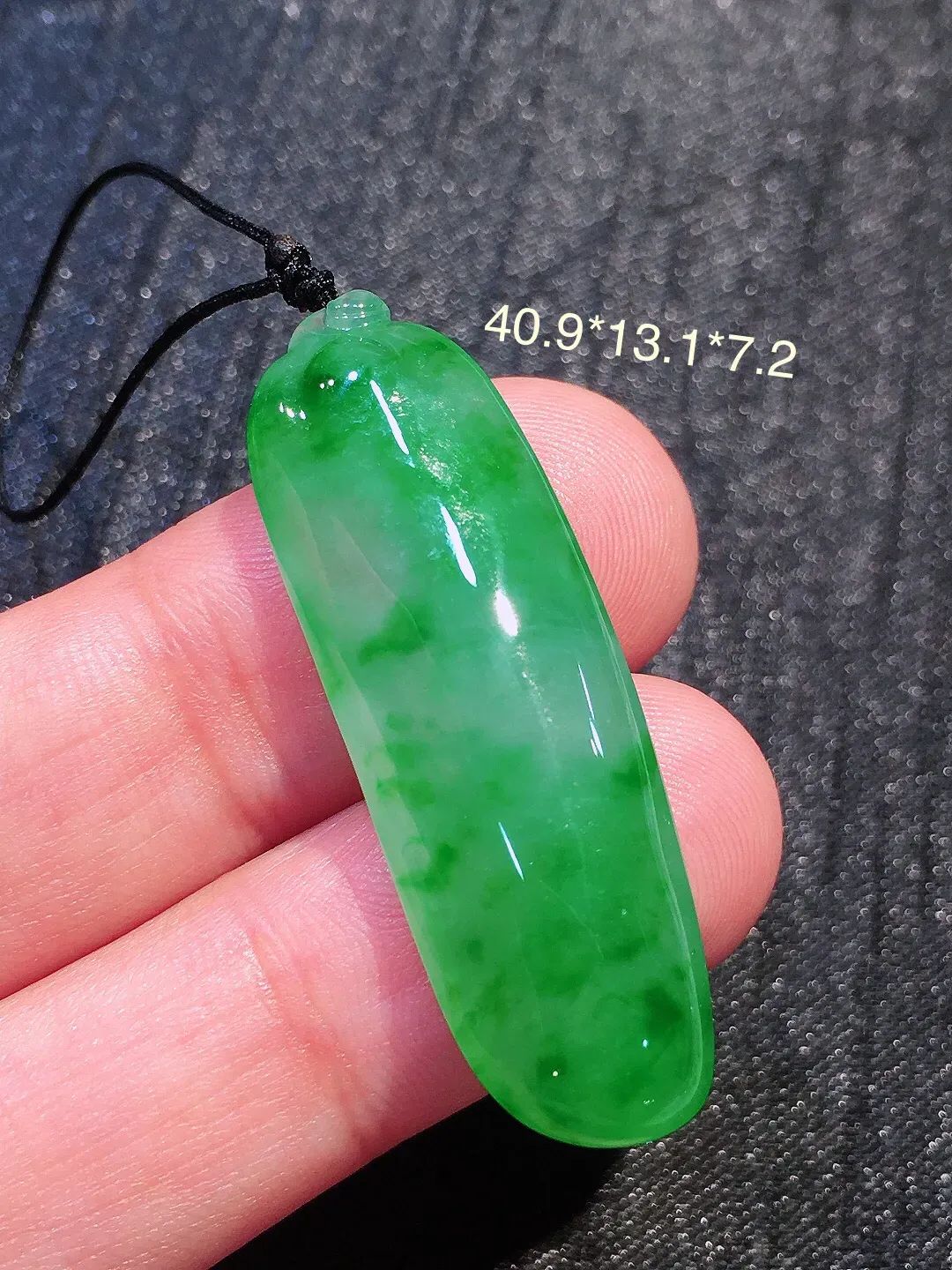 阳绿福瓜吊坠，色泽艳丽，玉质细腻，荧光感超
强，饱满圆润，气质满满。