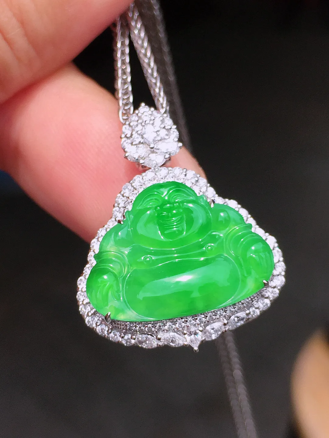 阳绿佛公吊坠，色泽均匀艳丽，玉质细腻，荧光感超
强，饱满圆润，气质满满。18k
金豪华镶嵌