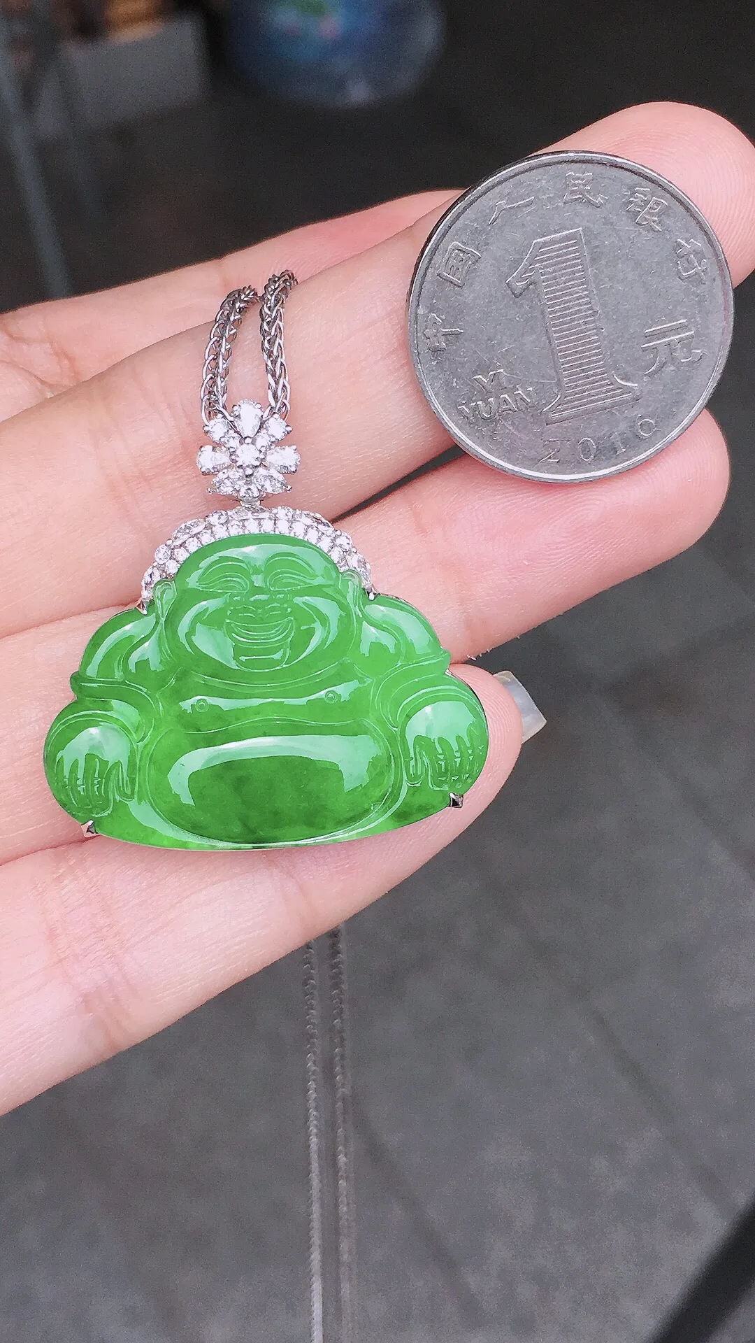 阳绿佛公吊坠，色泽均匀艳丽，玉质细腻，荧光感超
强，饱满圆润，气质满满。18k
金豪华镶嵌