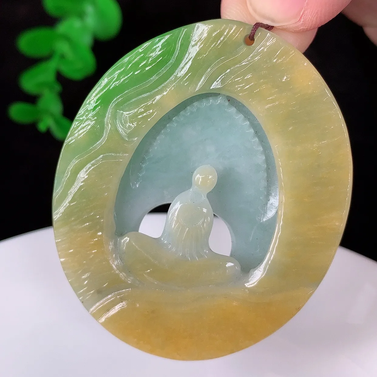 自然光实拍，冰润冰糯种双彩黄加绿翡翠悟道吊坠，翡翠悟道寓意“祥和，安宁，吉祥，幸福”，佩戴效果优雅迷