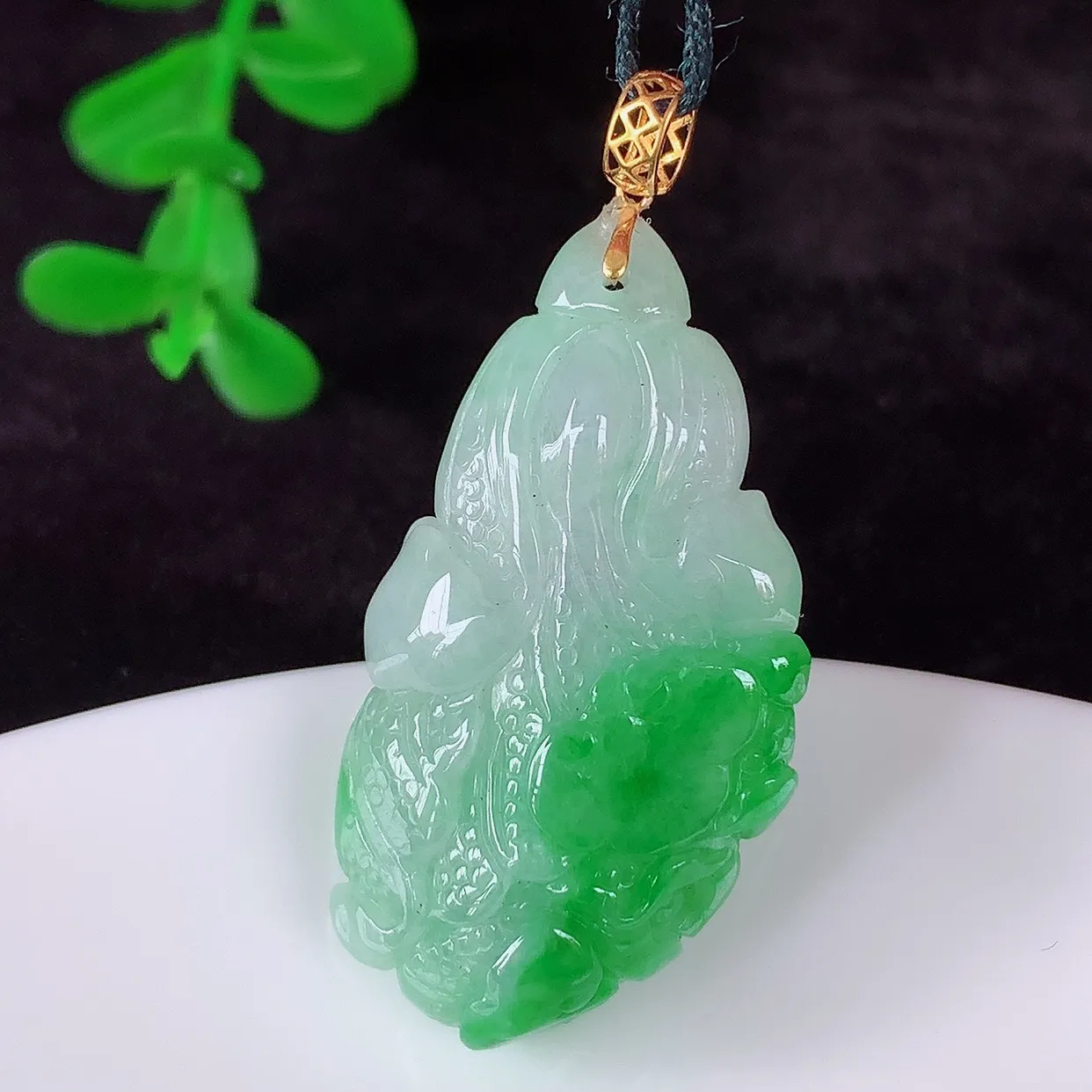 自然光实拍，18K金镶嵌冰润冰糯种飘阳绿翡翠招百财白菜吊坠，百财聚来，财源滚滚，色泽鲜艳，精工水润的白菜，性价比高！#1.14