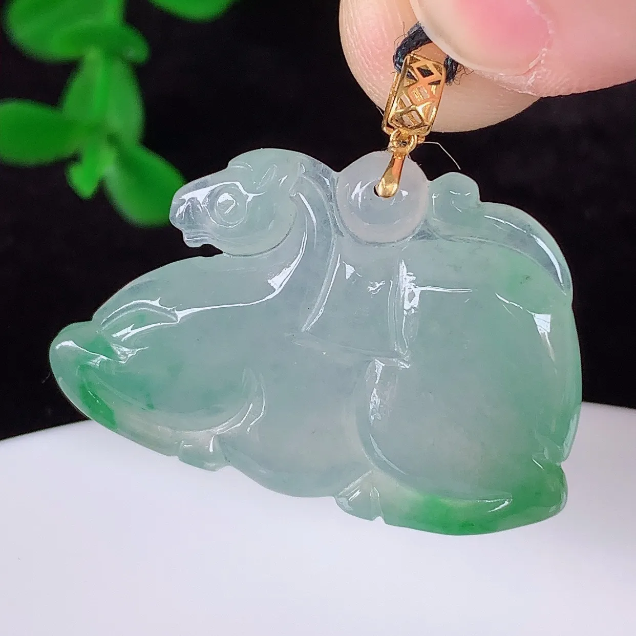 自然光实拍，18k金镶嵌冰种飘绿翡翠生肖马吊坠，马上有钱，沁人心脾，精致典雅的设计，为佩戴者，增添色彩，送礼自留都是佳品选择！#1.14
