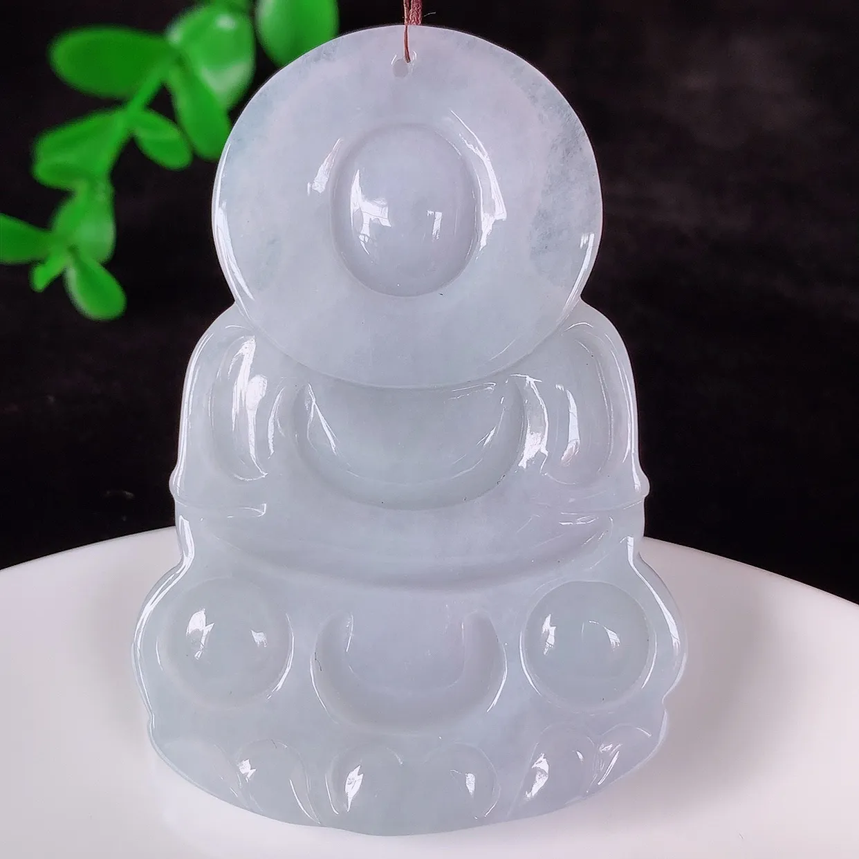 自然光实拍，冰糯种紫罗兰翡翠观音吊坠，赐福翡翠观音，翠色迷人，观音面相端庄，佩戴时尚出众！#57.14