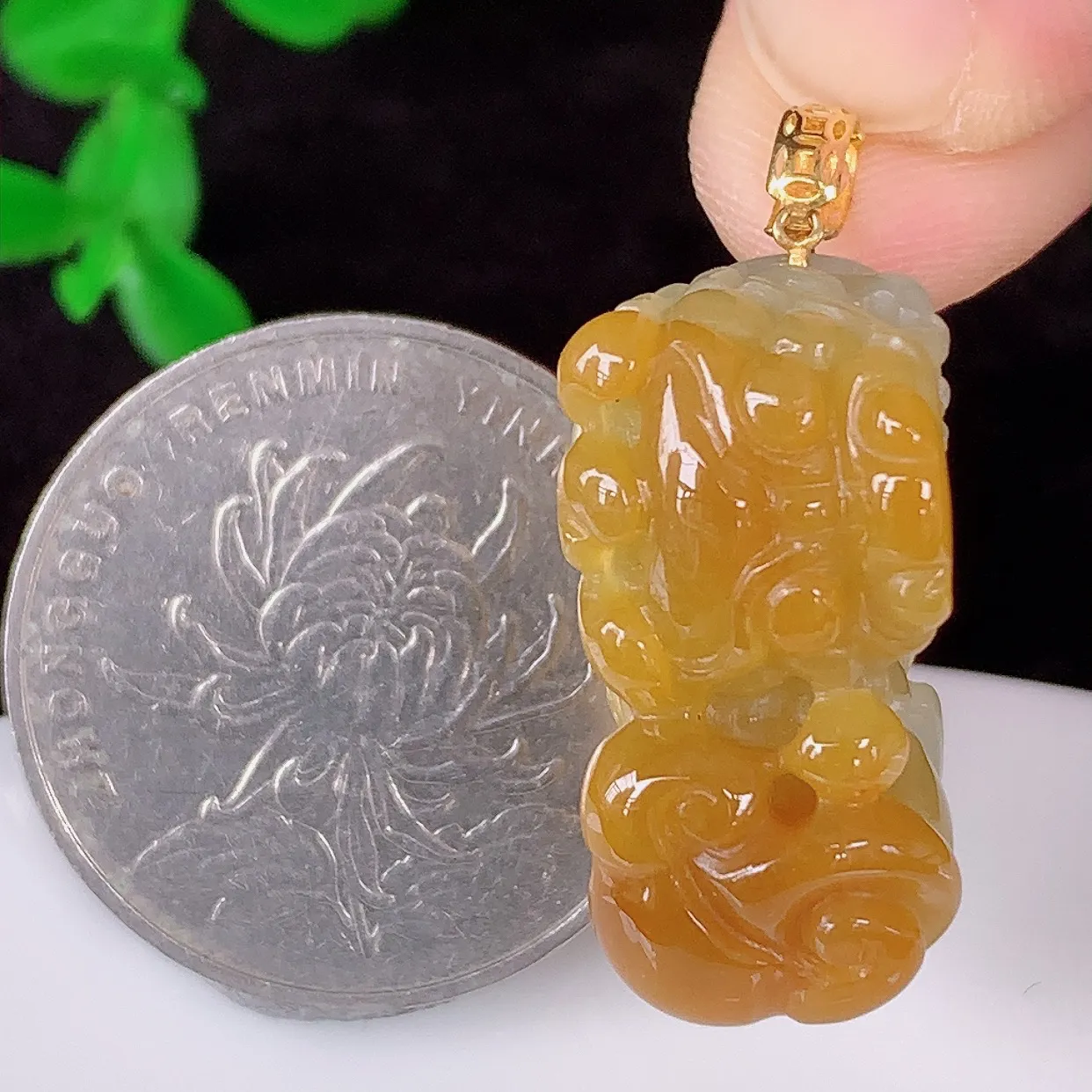 自然光实拍，18K金镶嵌冰润冰糯种黄翡翡翠招财貔貅吊坠，民间有“一摸貔貅运程旺盛，再摸貔貅财运滚滚，三摸貔貅平步青云 ”的美好祝愿。#35.14整体30*裸石24*12*12.5