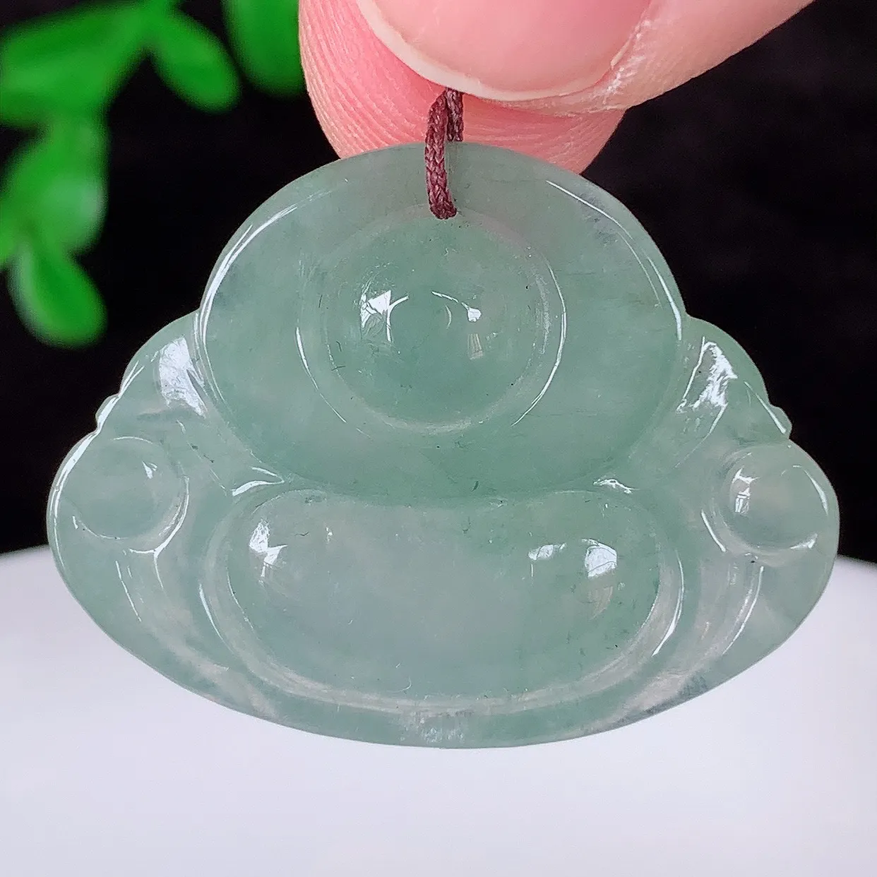 自然光实拍，冰润冰种翡翠佛公吊坠，饱满， 佛公亦保平安，寓意有福（佛公）相伴，配戴优雅迷人！#46.14