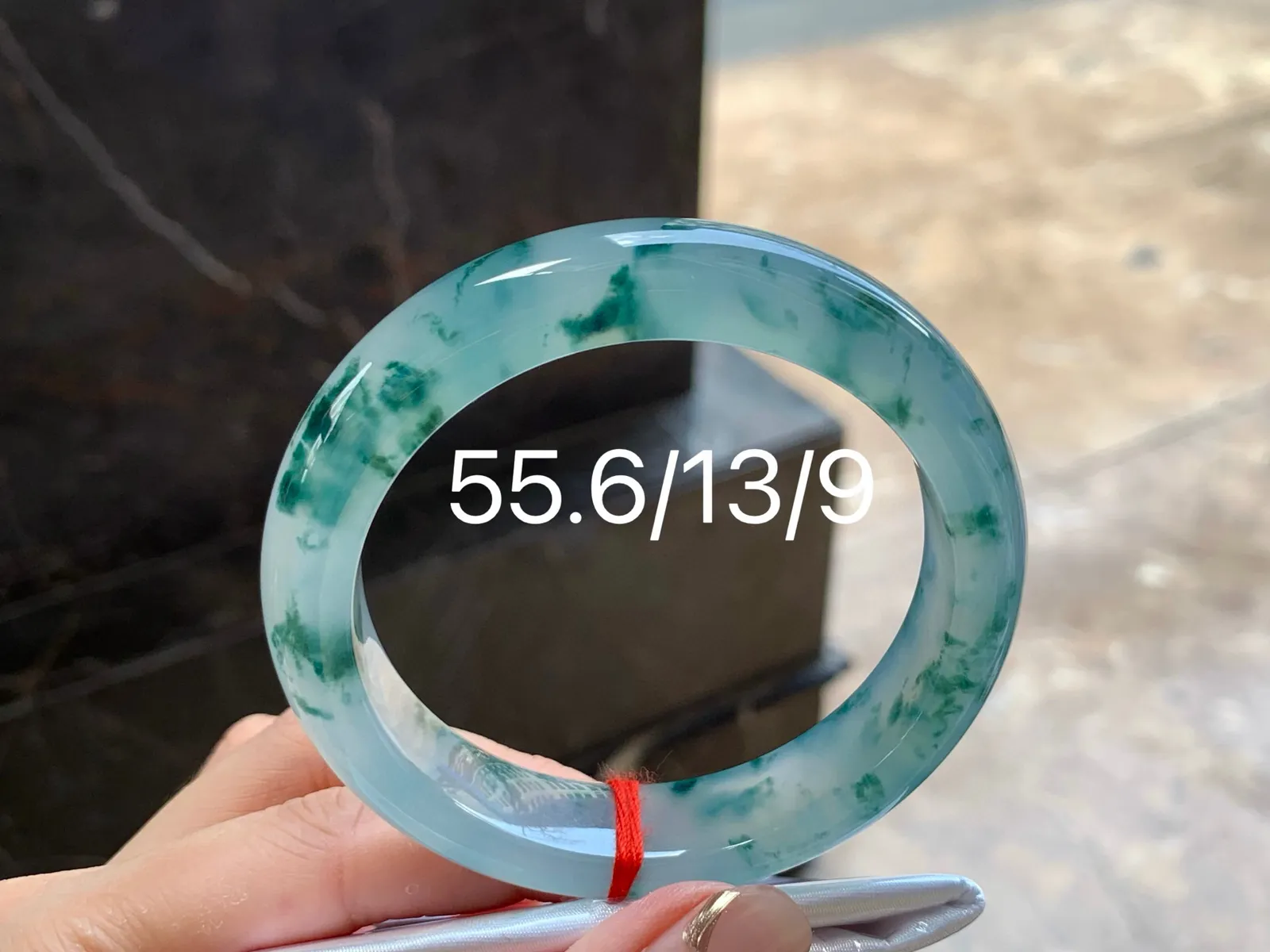 冰种飘花手镯
种老55.6/13/9mm