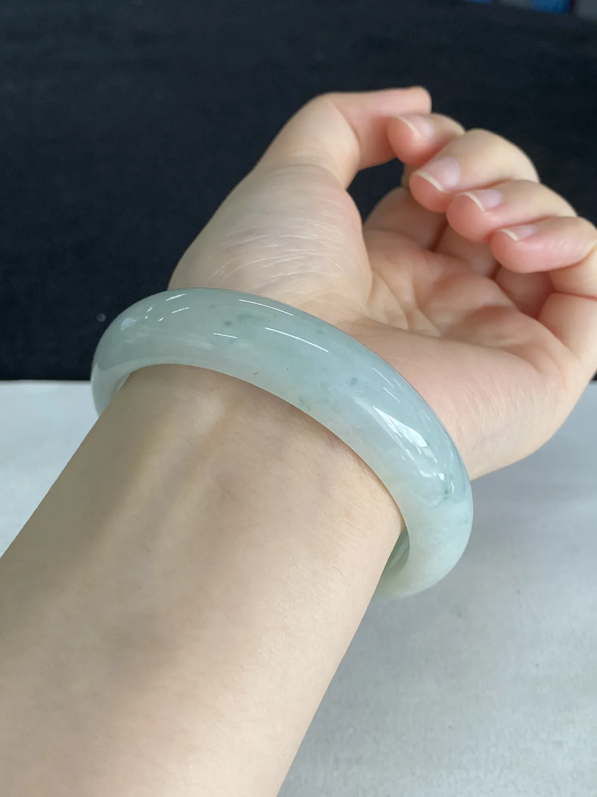 正圈56.5圈口，翡翠糯化种淡绿手镯