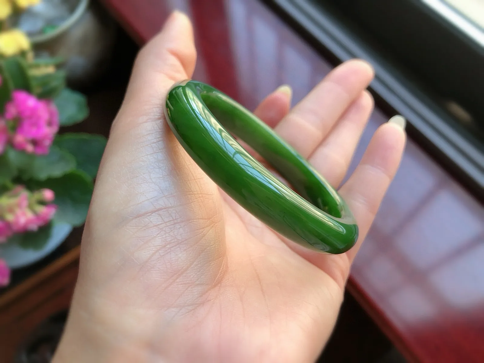 圈口53.7  尺寸10.4*8.6 天然和田玉 碧玉手镯，满色菠菜绿，精品老坑料，质地温润，底子冰透