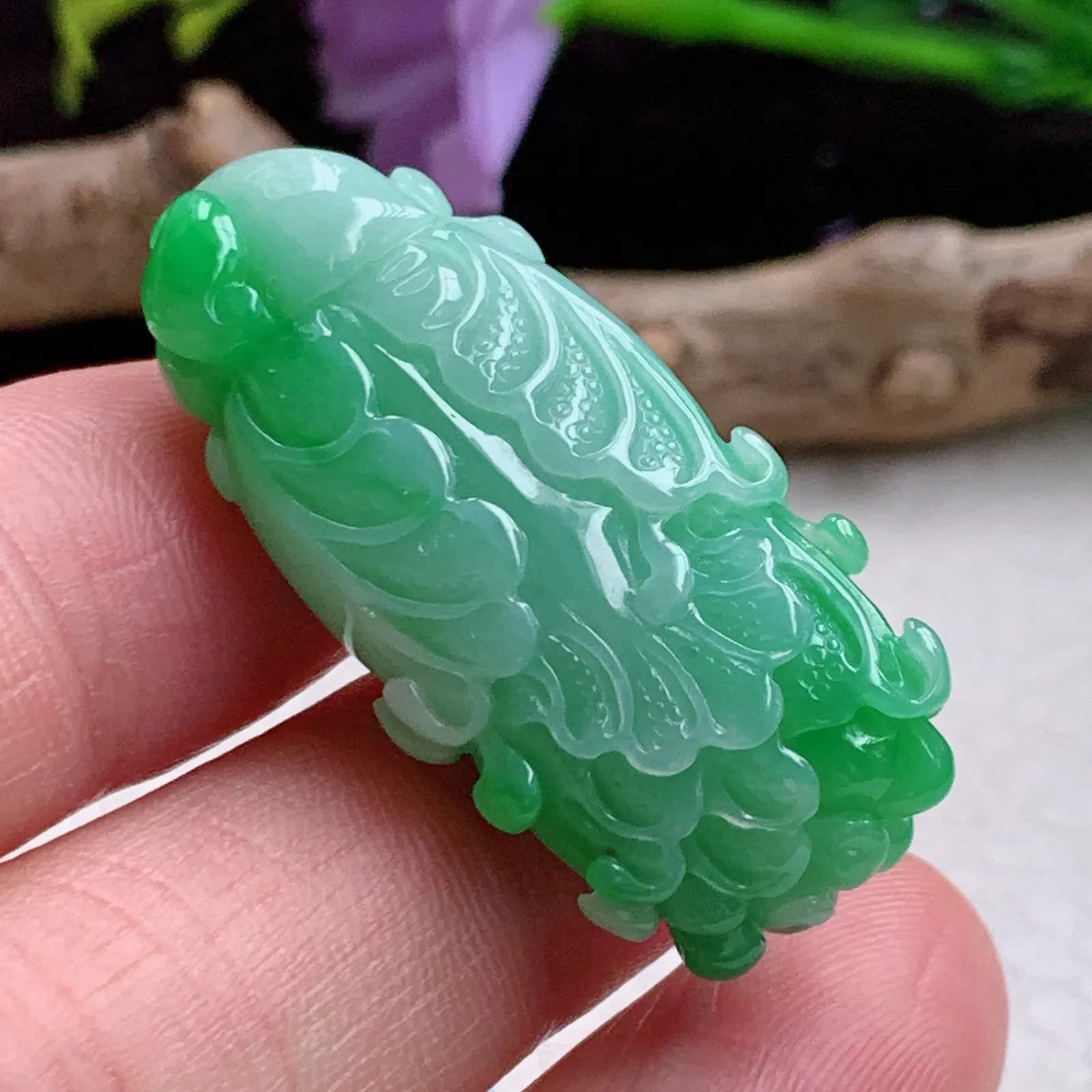 lz实拍36.9*17.8*14.2老坑精雕胶感辣绿百财聚来 翡翠白菜玉吊坠