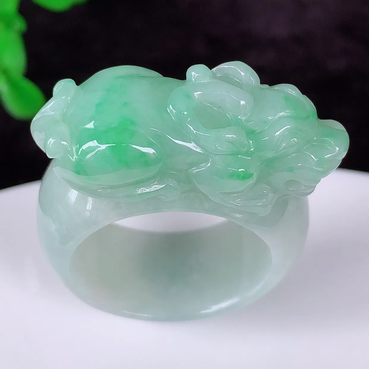 自然光实拍，冰润冰糯种飘绿翡翠招财貔貅扳指20.5mm内径翡翠扳指，冰润指环，玉扳指，财源滚滚，玉质