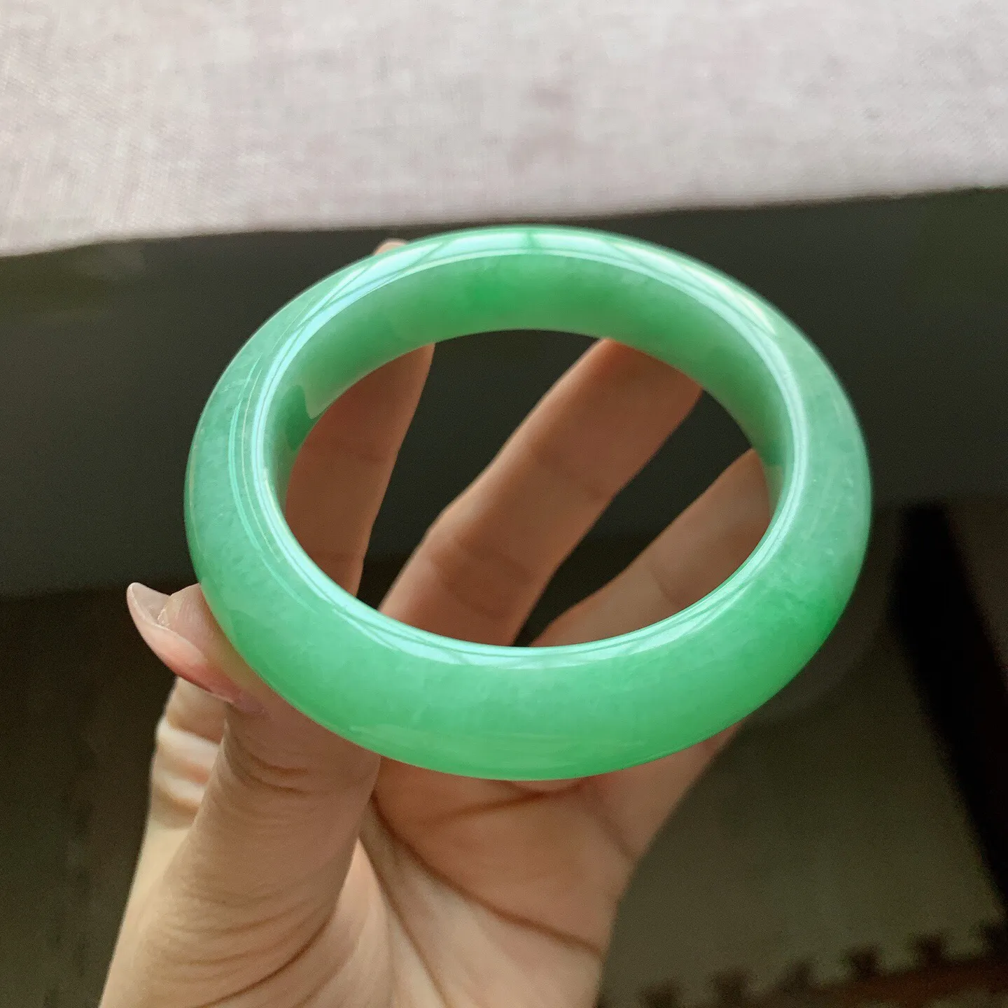 53-54圈口。自然光实拍，老坑冰润满绿正圈翡翠手镯，尺寸:54-11.6-9.7mm，重量65.18g，无纹裂，