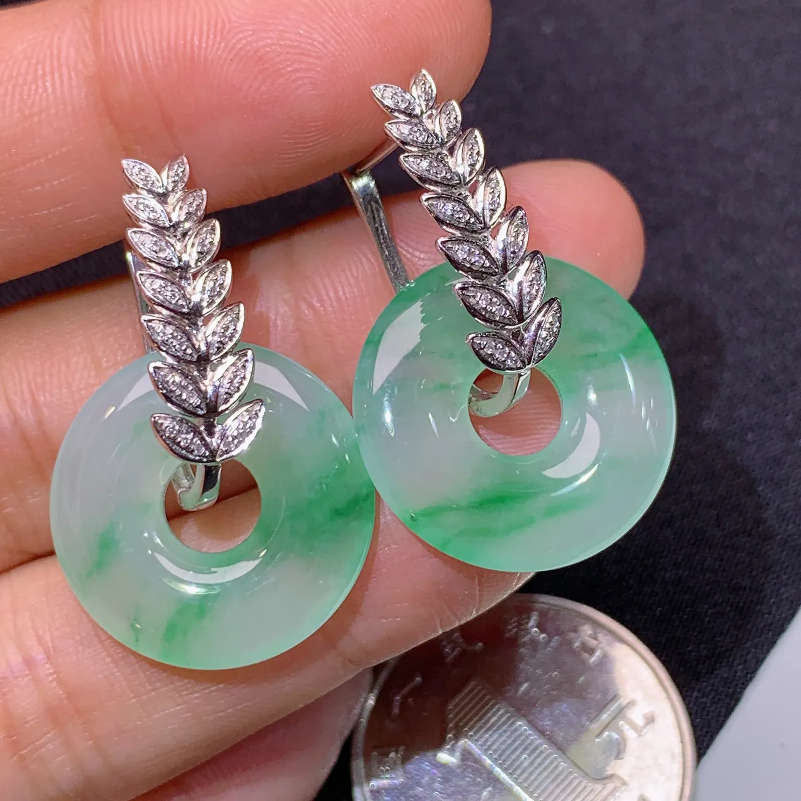 冰飘绿甜甜圈耳扣，18k金镶嵌，简约时尚，冰润色阳，种水足 裸石19.6*3.3