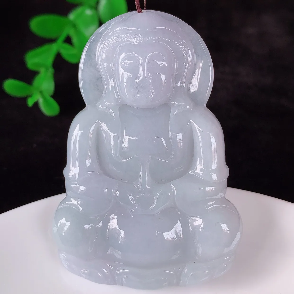 自然光实拍，冰糯种紫罗兰翡翠观音吊坠，赐福翡翠观音，翠色迷人，观音面相端庄，佩戴时尚出众！#57.14