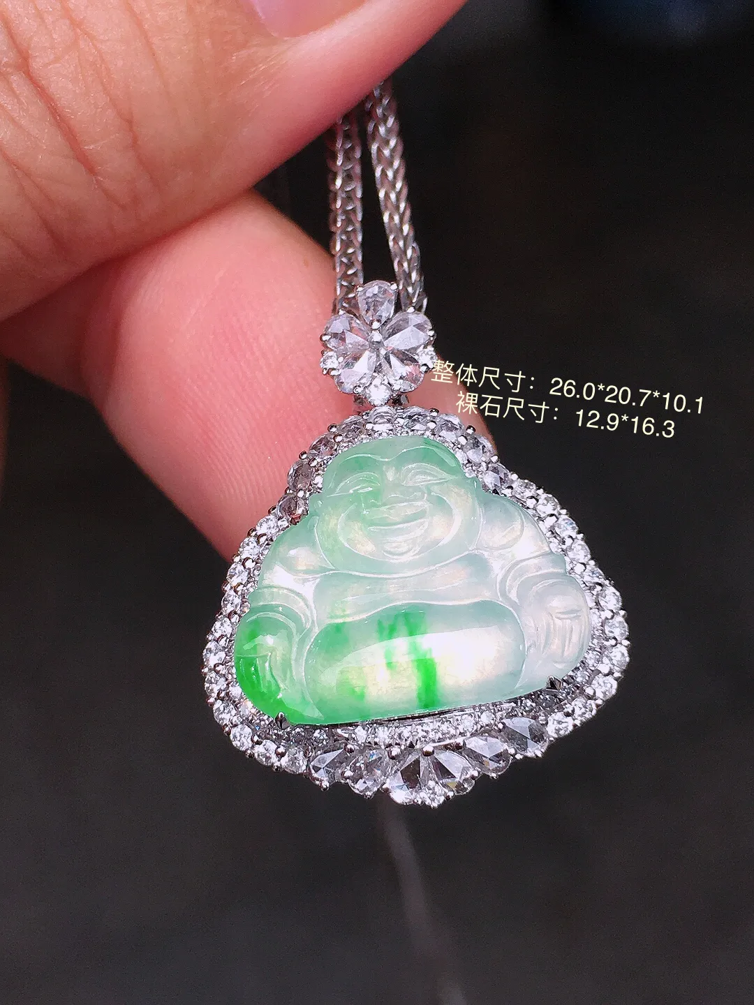 飘绿佛公吊坠，色泽艳丽，玉质细腻，荧光感超
强，饱满圆润，气质满满。18k
金豪华镶嵌