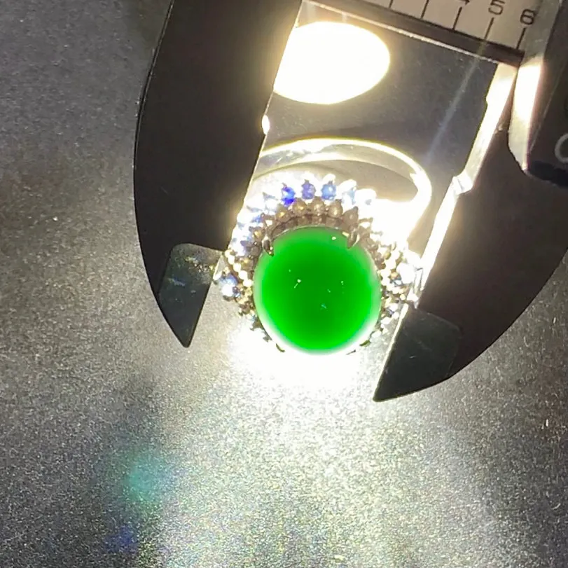 缅甸墨翠蛋面戒指，黑度极黑 种老肉质细 胶感好 打灯阳绿 冰透十足，18k白金伴蓝宝石豪镶，上手大气有气质～