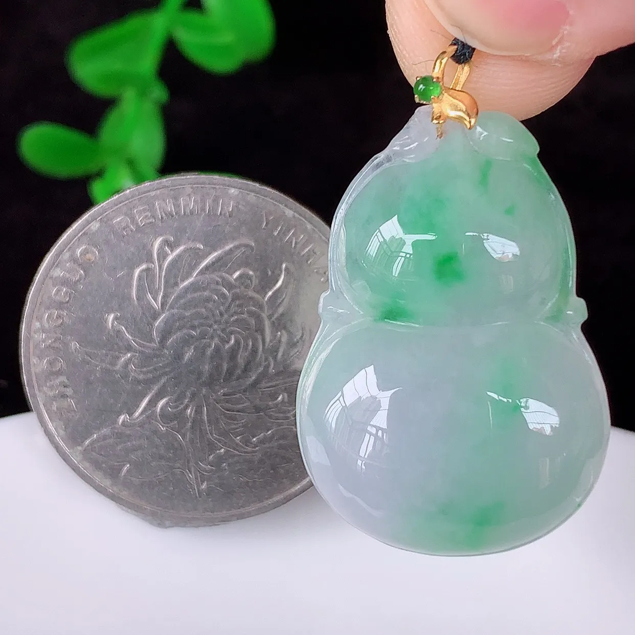 自然光实拍 18K金镶嵌冰润冰糯种飘阳绿翡翠葫芦吊坠，翡翠葫芦，寓意福禄双全 财源滚滚，佩戴效果优雅迷人！#00.14