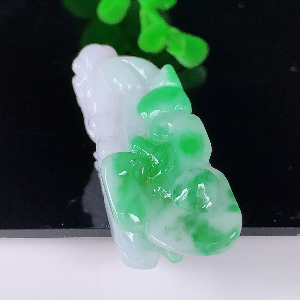 自然光实拍，冰润冰糯种飘阳绿翡翠招财貔貅吊坠，民间有“一摸貔貅运程旺盛，再摸貔貅财运滚滚，三摸貔貅平