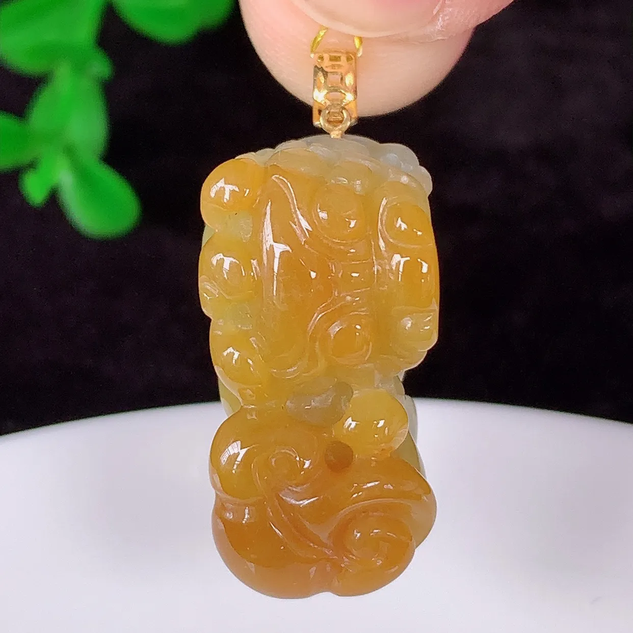 自然光实拍，18K金镶嵌冰润冰糯种黄翡翡翠招财貔貅吊坠，民间有“一摸貔貅运程旺盛，再摸貔貅财运滚滚，三摸貔貅平步青云 ”的美好祝愿。#35.14整体30*裸石24*12*12.5