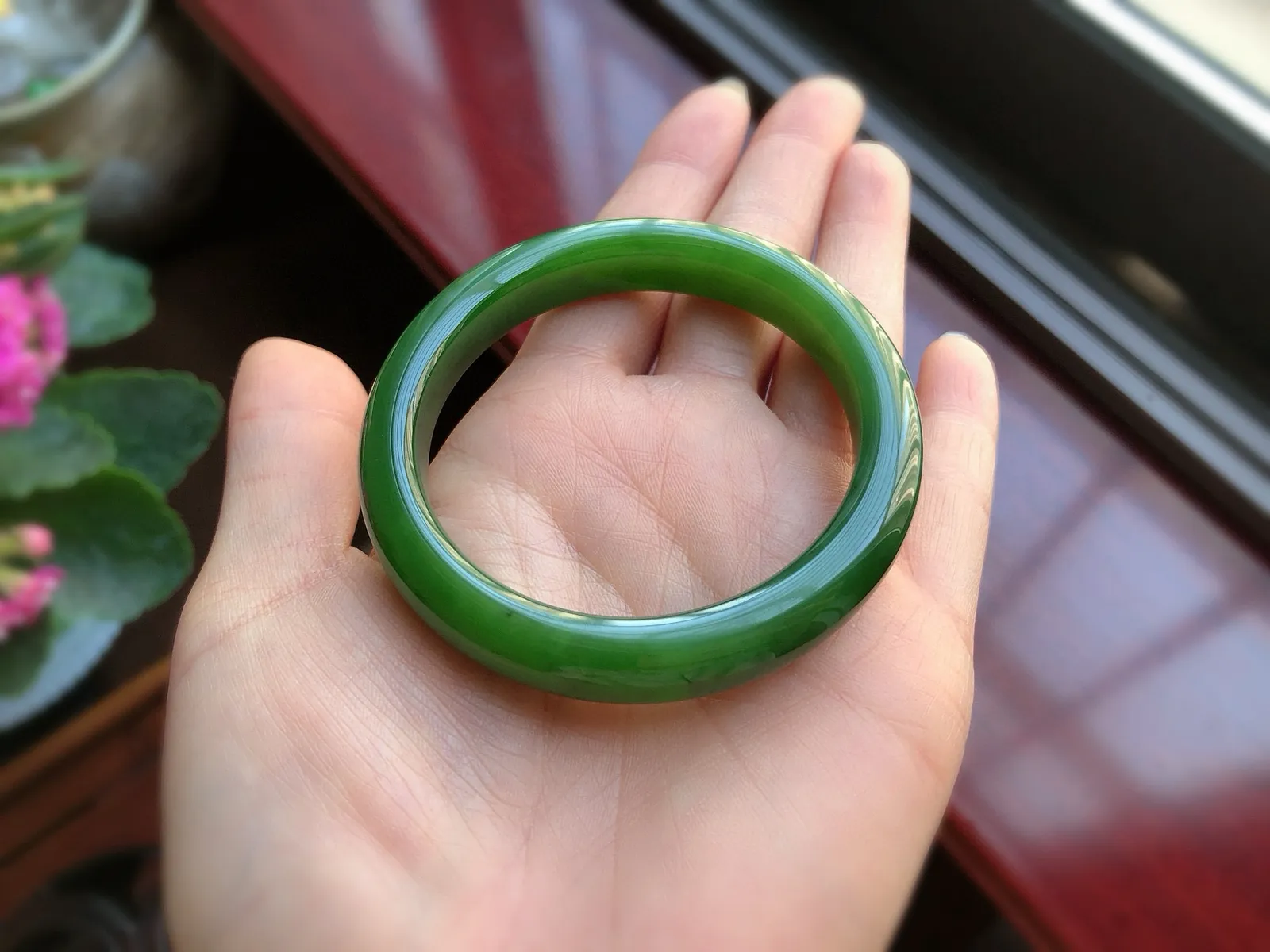 圈口53.7  尺寸10.4*8.6 天然和田玉 碧玉手镯，满色菠菜绿，精品老坑料，质地温润，底子冰透
