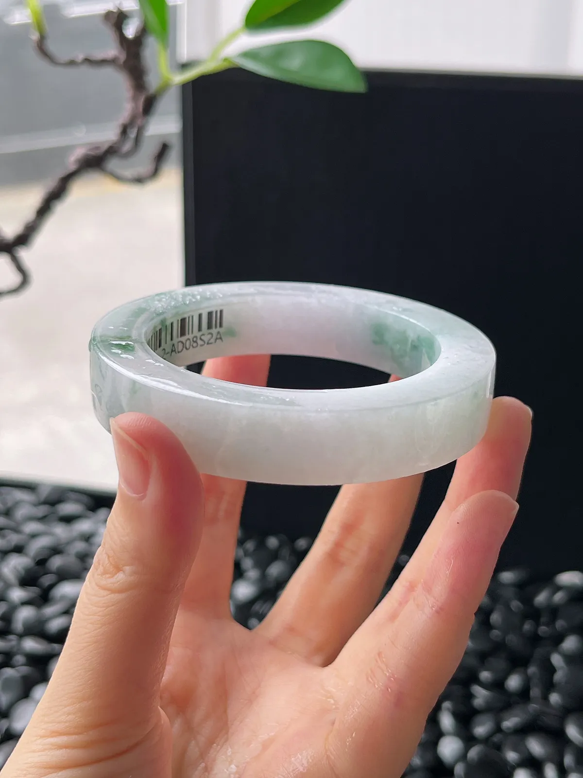 翡翠镯胚，带镯心，⭕️正圈最大做55，圆条最大做51。最小做52。尺寸71-52-12.5-9.4