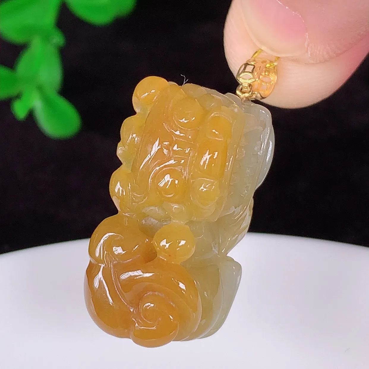 自然光实拍，18K金镶嵌冰润冰糯种黄翡翡翠招财貔貅吊坠，民间有“一摸貔貅运程旺盛，再摸貔貅财运滚滚，