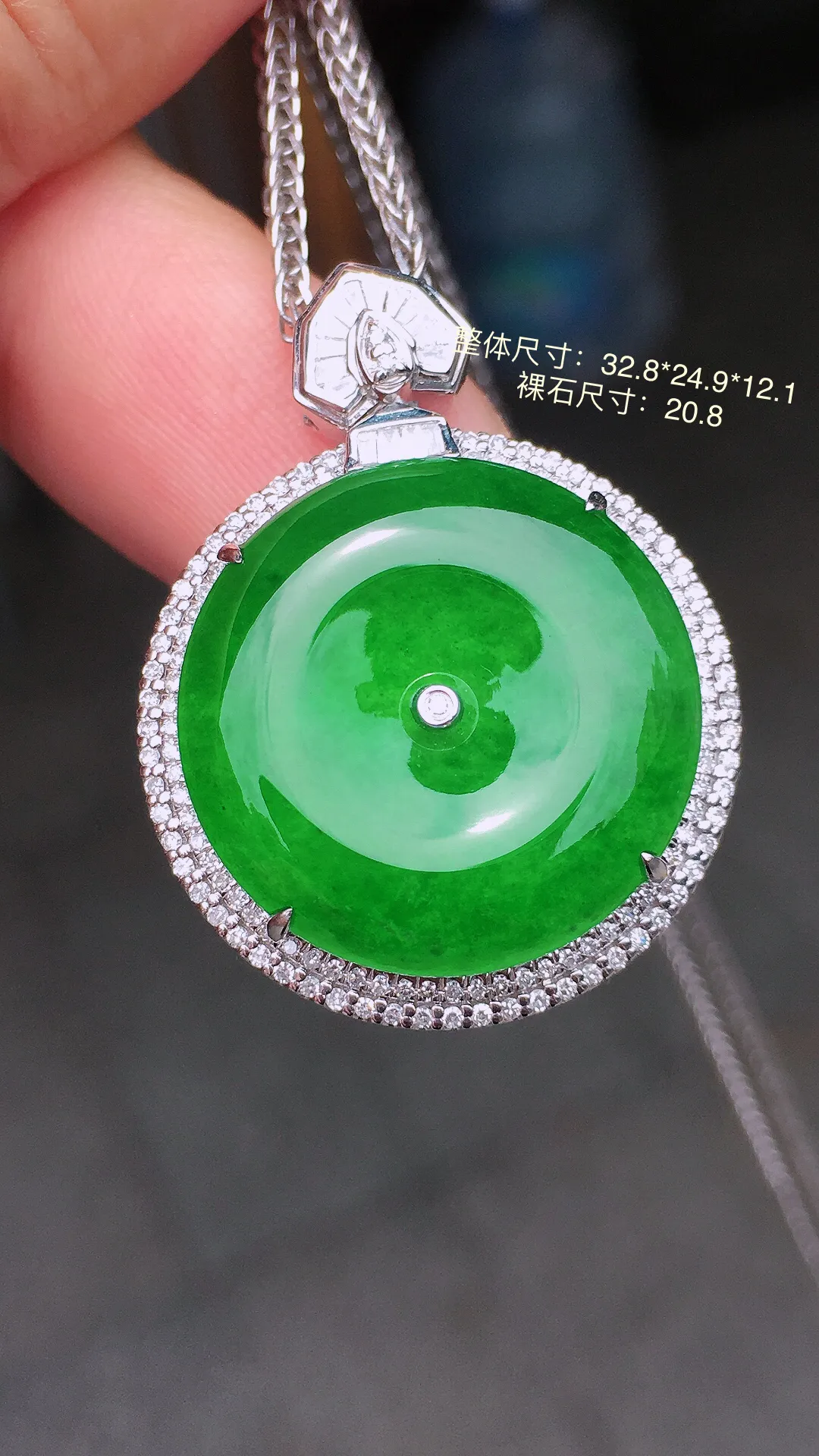 满绿平安扣吊坠，色泽均匀浓郁，玉质细腻，荧光感超
强，饱满圆润，气质满满。18k
金豪华镶嵌