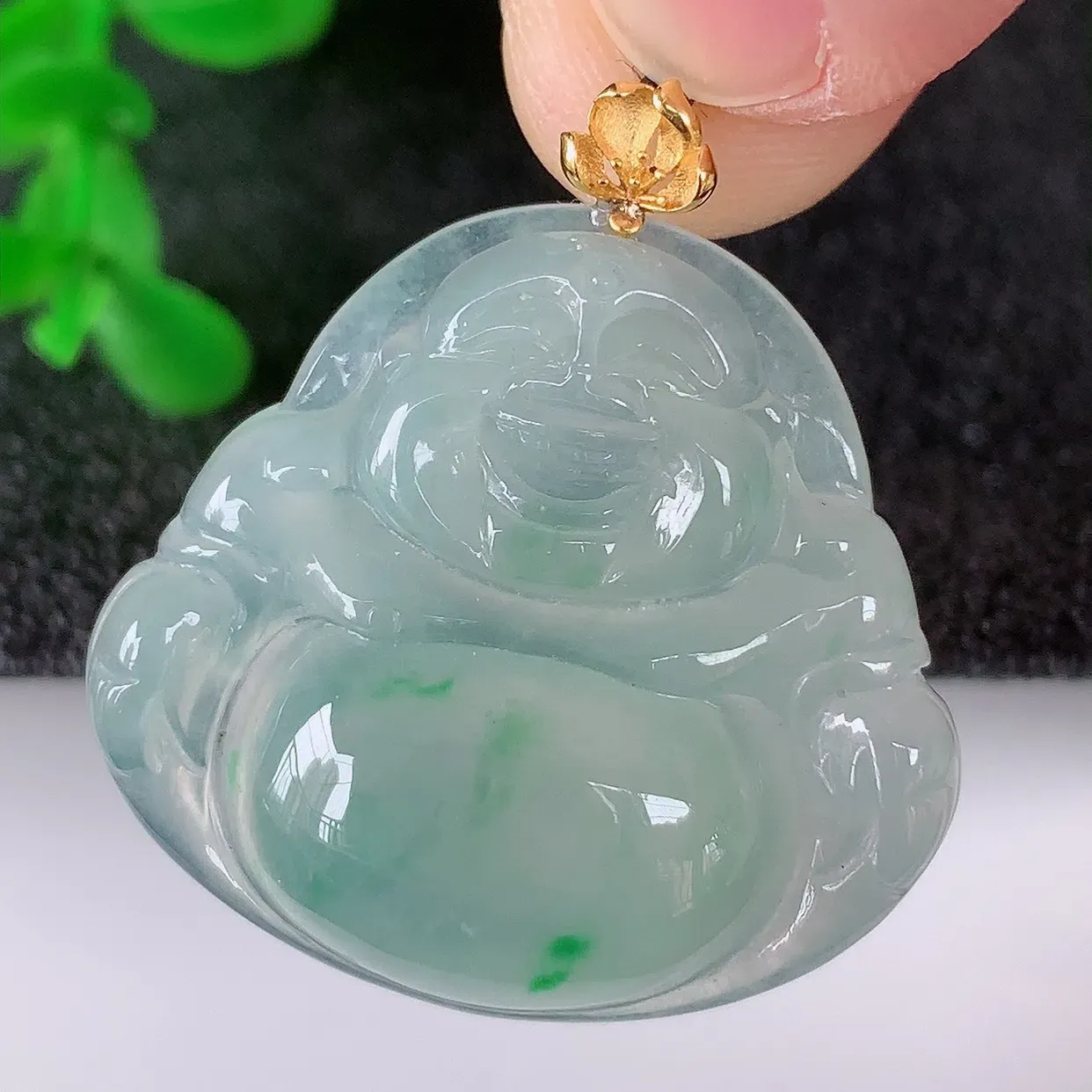 自然光实拍，18K金镶嵌冰种飘阳绿翡翠佛公吊坠，冰透饱满， 佛公亦保平安，寓意有福（佛公）相伴，品相佳，配戴优雅迷人！#1.14整体28.8*裸石24.5*26.8*5.5