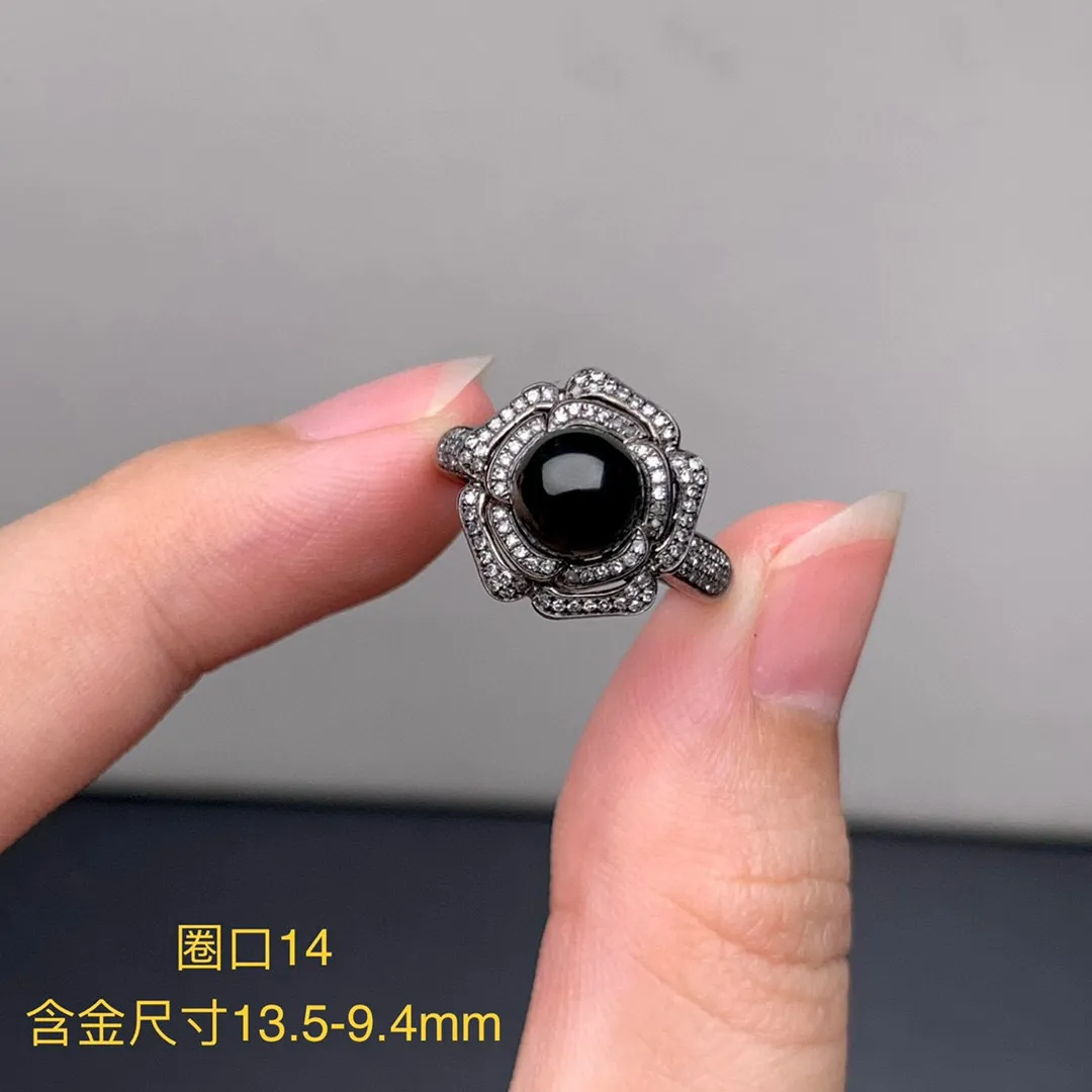 缅甸墨翠珠子戒指，黑度油黑 种老肉质细 胶感十足 打灯冰冰透透 色阳绿，18k黑金伴南非真钻设计豪镶，款式独特有气质 超美