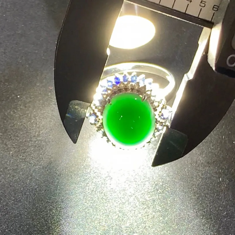 缅甸墨翠蛋面戒指，黑度极黑 种老肉质细 胶感好 打灯阳绿 冰透十足，18k白金伴蓝宝石豪镶，上手大气有气质～