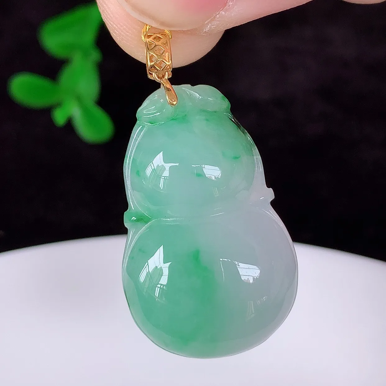 自然光实拍 18K金镶嵌冰润冰糯种飘阳绿翡翠葫芦吊坠，翡翠葫芦，寓意福禄双全，财源滚滚，佩戴效果优雅迷人！#00.14