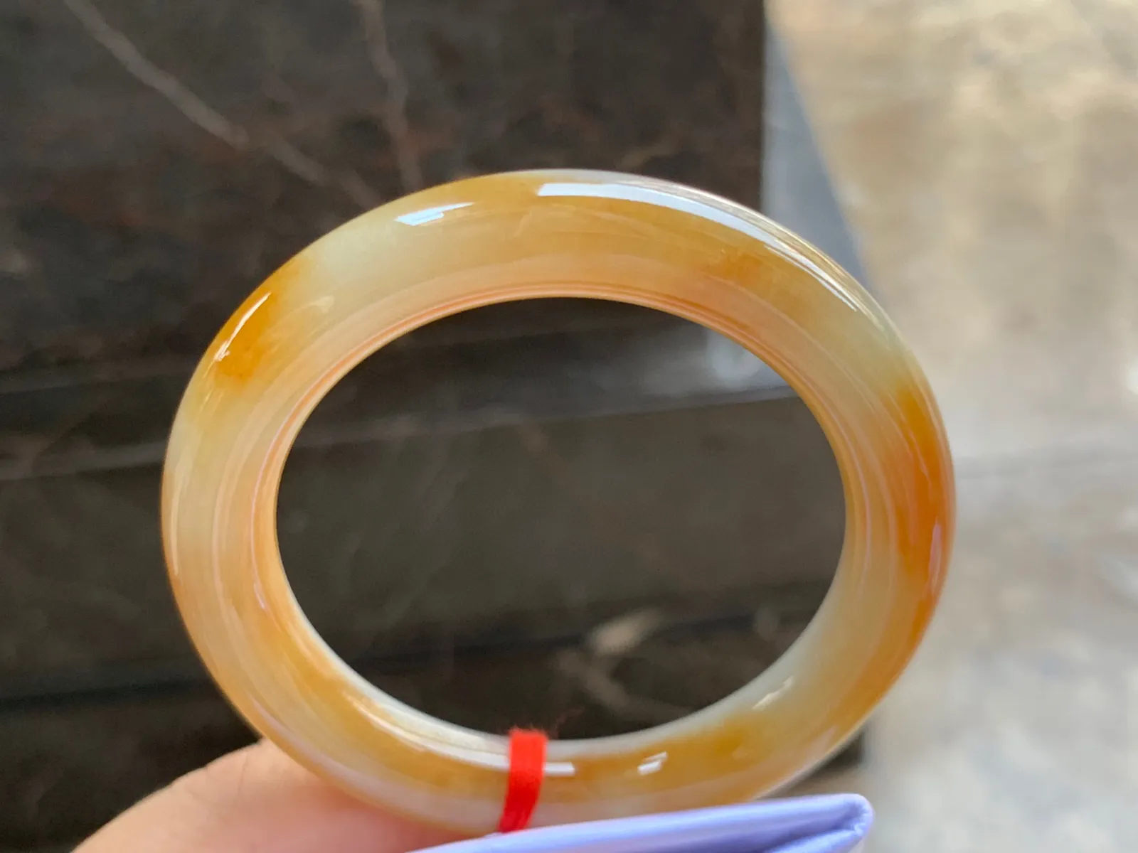 53.5-10mm
黄翡圆条手镯 底子细腻 颜色艳丽 上手特色漂亮