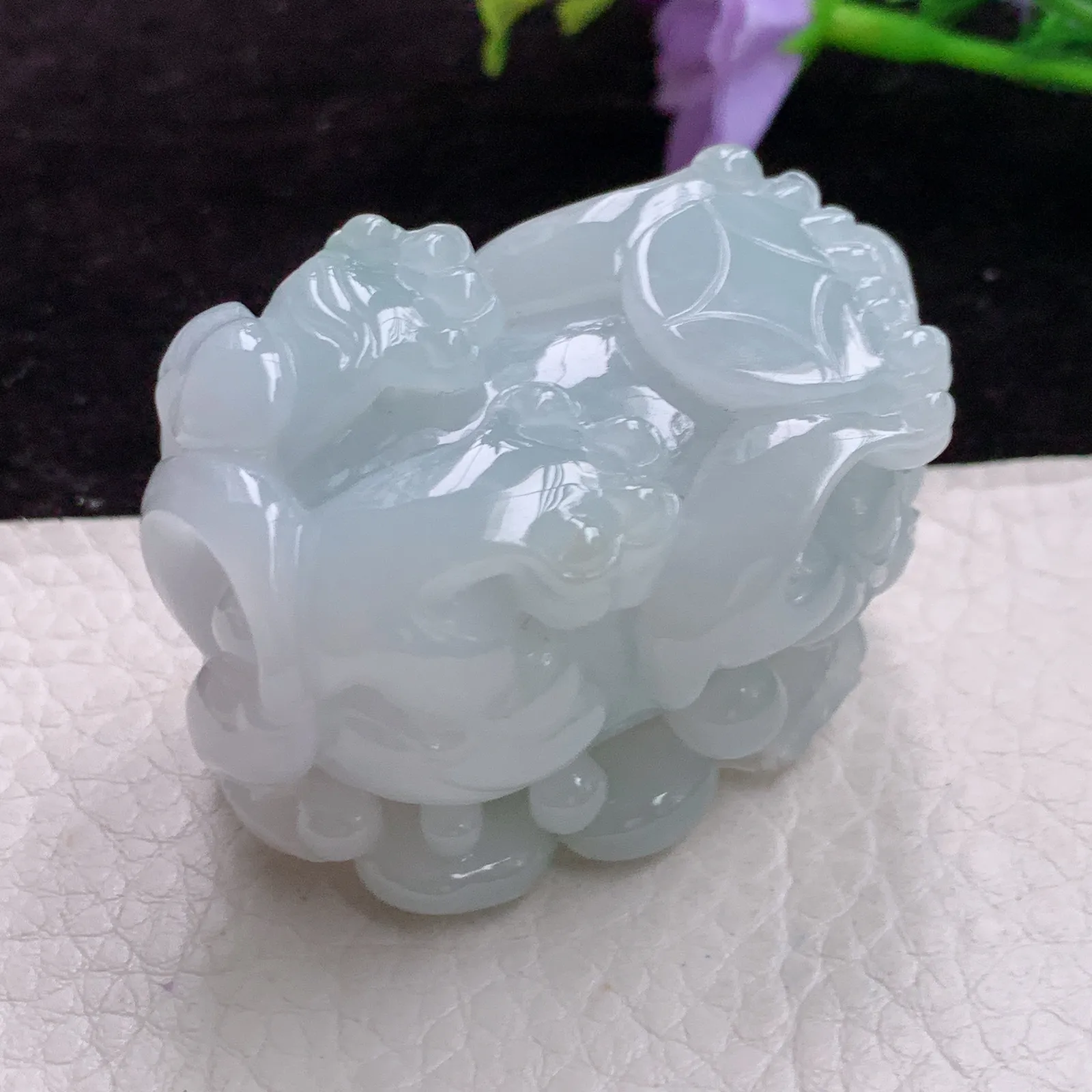 lz实拍50.3*30.9*34.5老坑精雕胶感霸气貔貅 翡翠皮休玉坠 小摆
