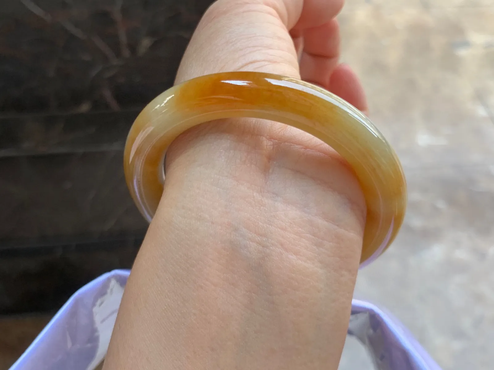 53.5-10mm
黄翡圆条手镯 底子细腻 颜色艳丽 上手特色漂亮