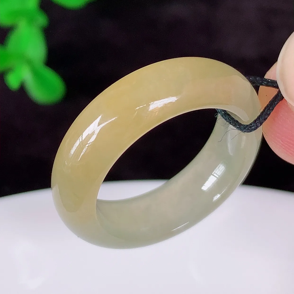 自然光实拍，冰润冰黄翡17mm内径翡翠指环，玉戒指，玉质莹润，好精美好冰润的指环，13圈口，上手纤巧！#1.14