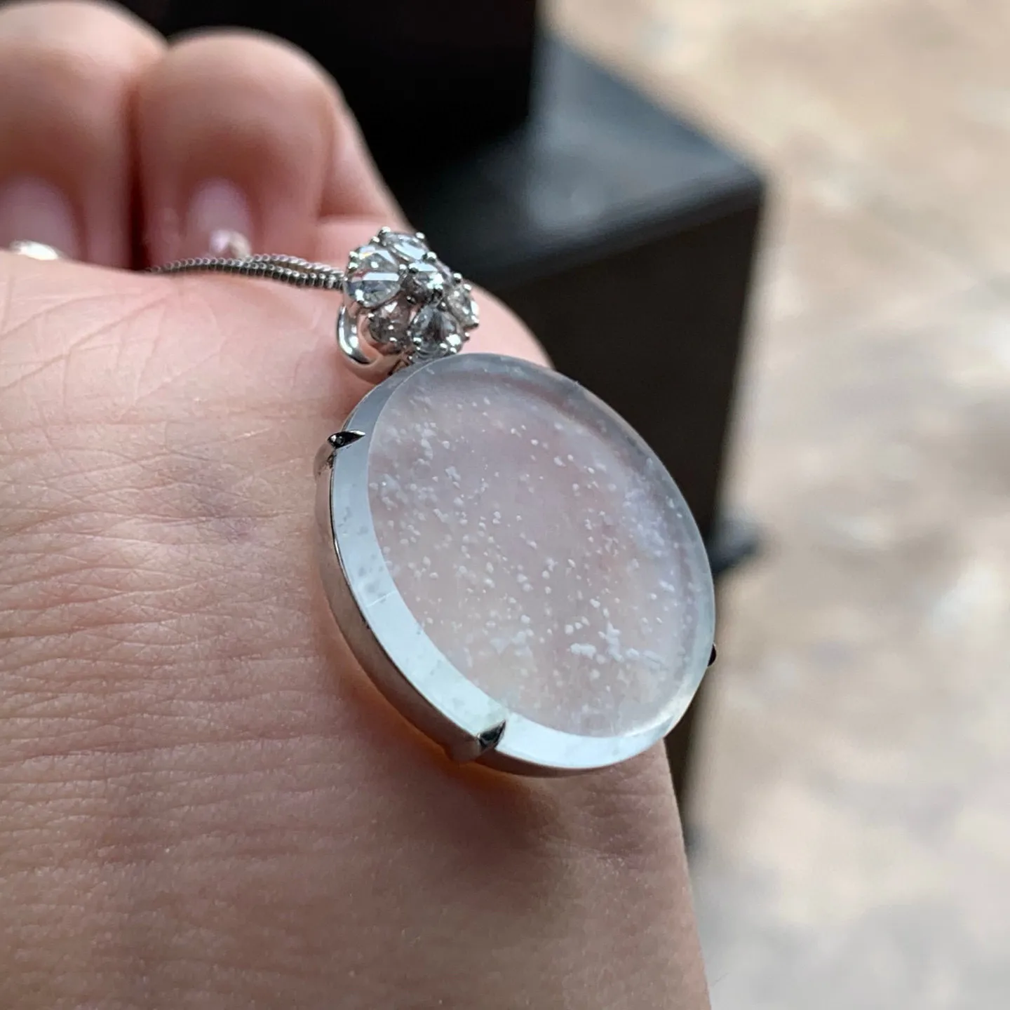 雪花棉圆牌
真金镶嵌 精致