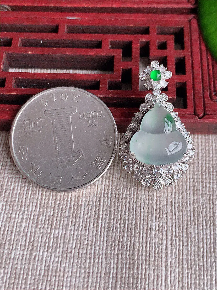 a货翡翠老坑高冰种18K金伴钻镶嵌飘绿葫芦吊坠 尺寸29.3×16.7×11.4裸石13×12.6mm 重量4.37g 0615
