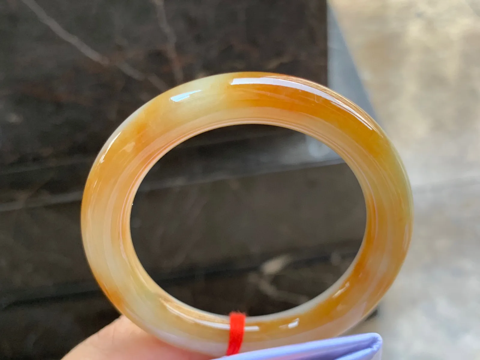 53.5-10mm
黄翡圆条手镯 底子细腻 颜色艳丽 上手特色漂亮