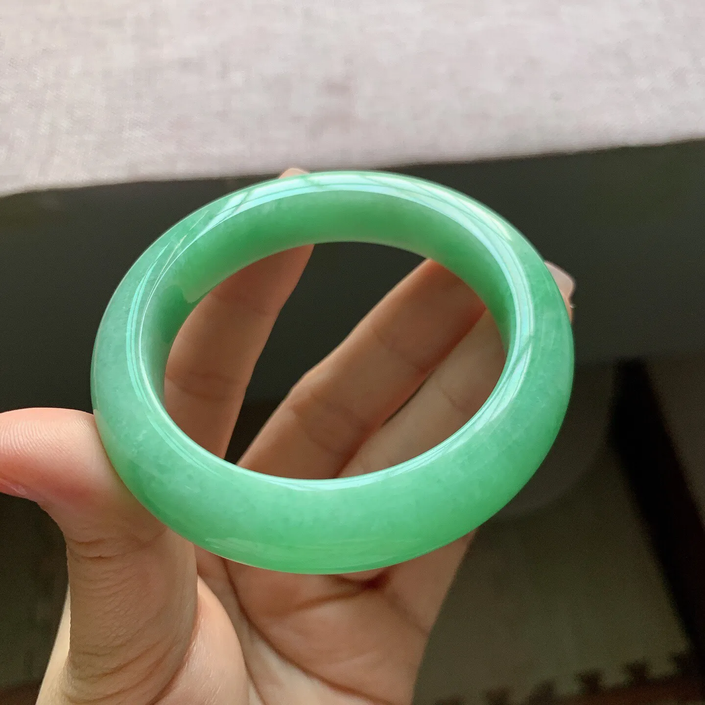 53-54圈口。自然光实拍，老坑冰润满绿正圈翡翠手镯，尺寸:54-11.6-9.7mm，重量65.18g，无纹裂，