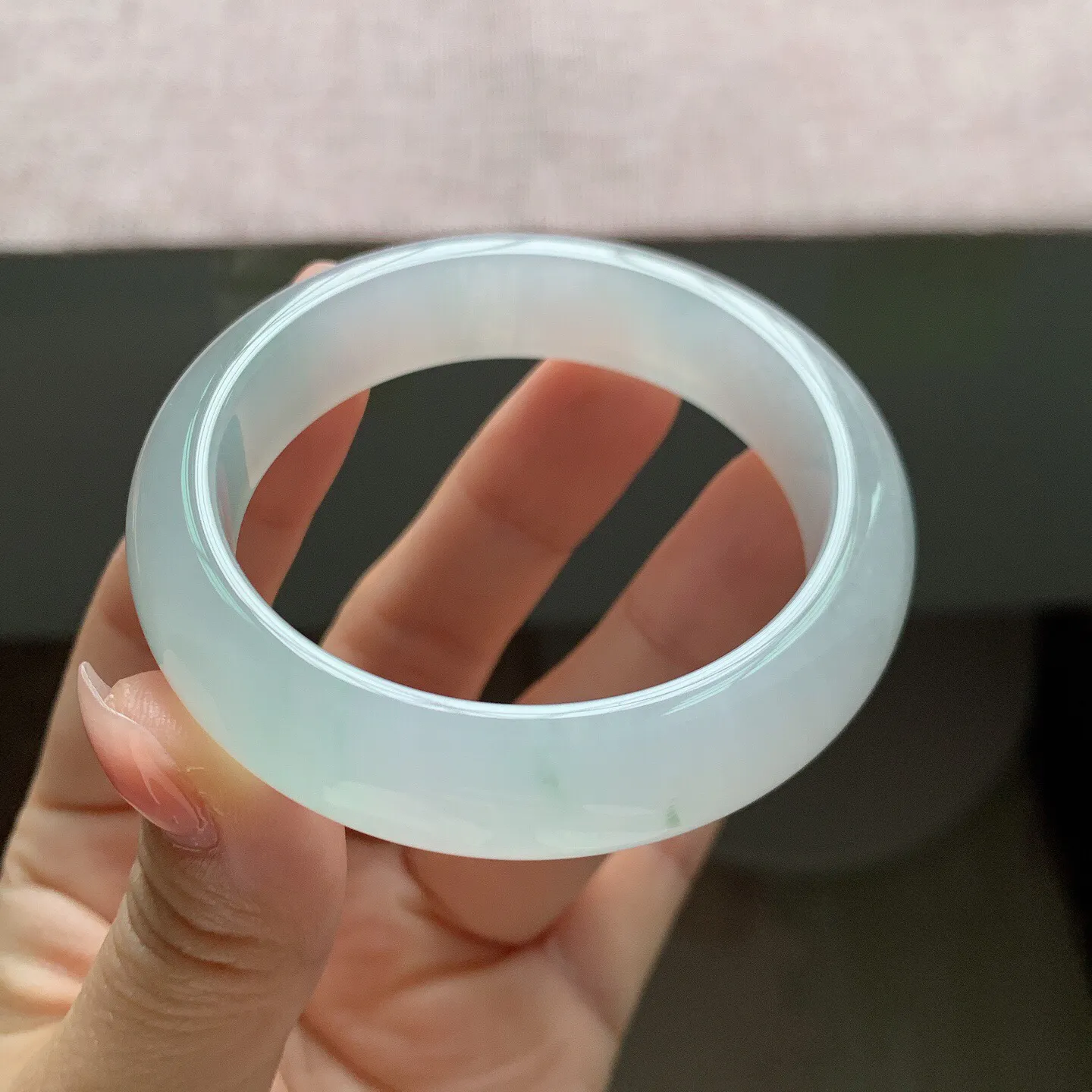 51-52圈口，自然光实拍，老坑冰胶荔枝肉底色飘花正圈翡翠手镯，尺寸:51.5-13.2-8.2mm，无纹裂，重量55.82g