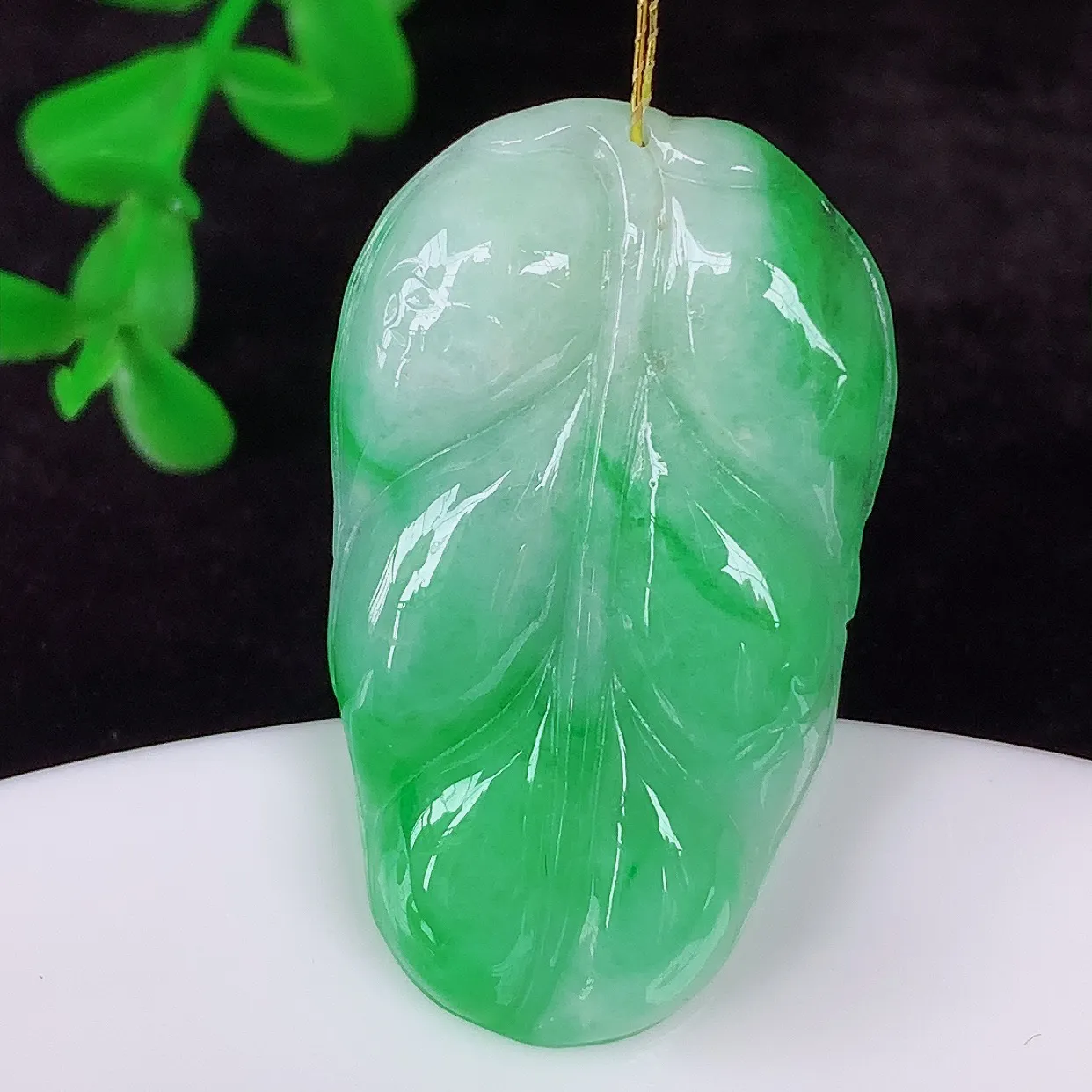 自然光实拍，冰润冰糯种飘阳绿翡翠事业有成叶子吊坠，莹润且起胶，叶子清秀优雅，佩戴大业有成！#35.14