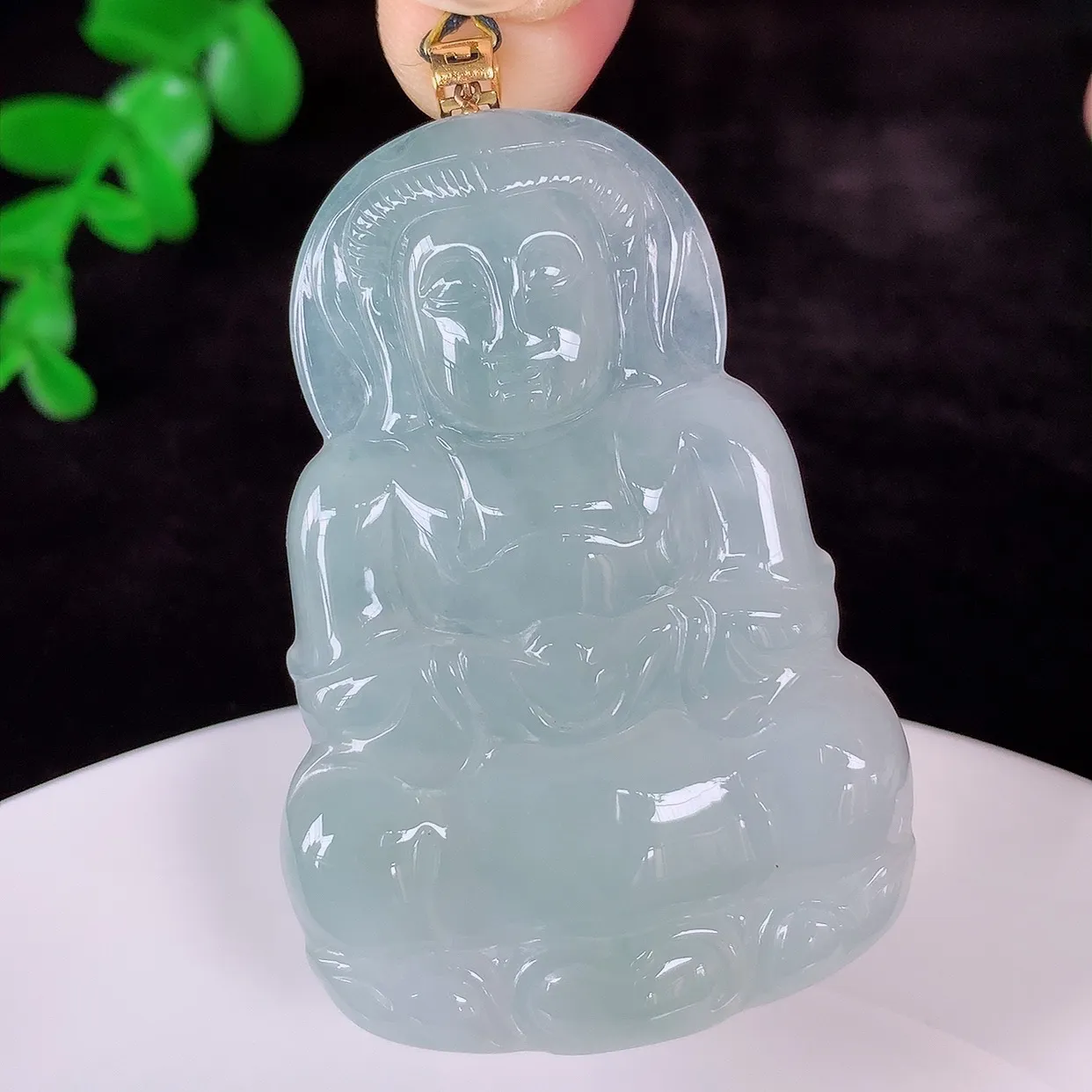 自然光实拍，18K金镶嵌大件冰种翡翠观音吊坠，赐福翡翠观音，翠色迷人，观音面相端庄，佩戴时尚出众！#35.14整体60*裸石52.8*35.6*5