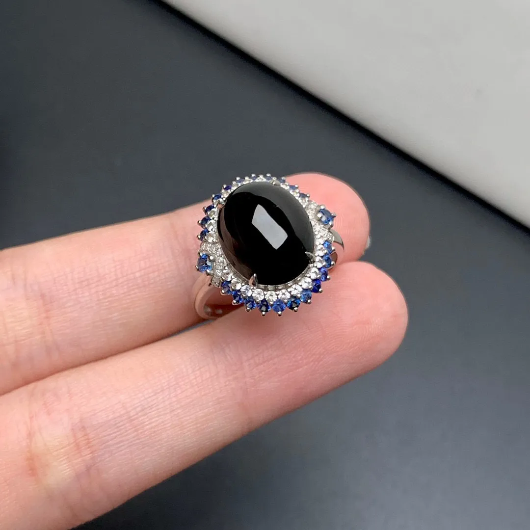 缅甸墨翠蛋面戒指，黑度极黑 种老肉质细 胶感好 打灯阳绿 冰透十足，18k白金伴蓝宝石豪镶，上手大气有气质～