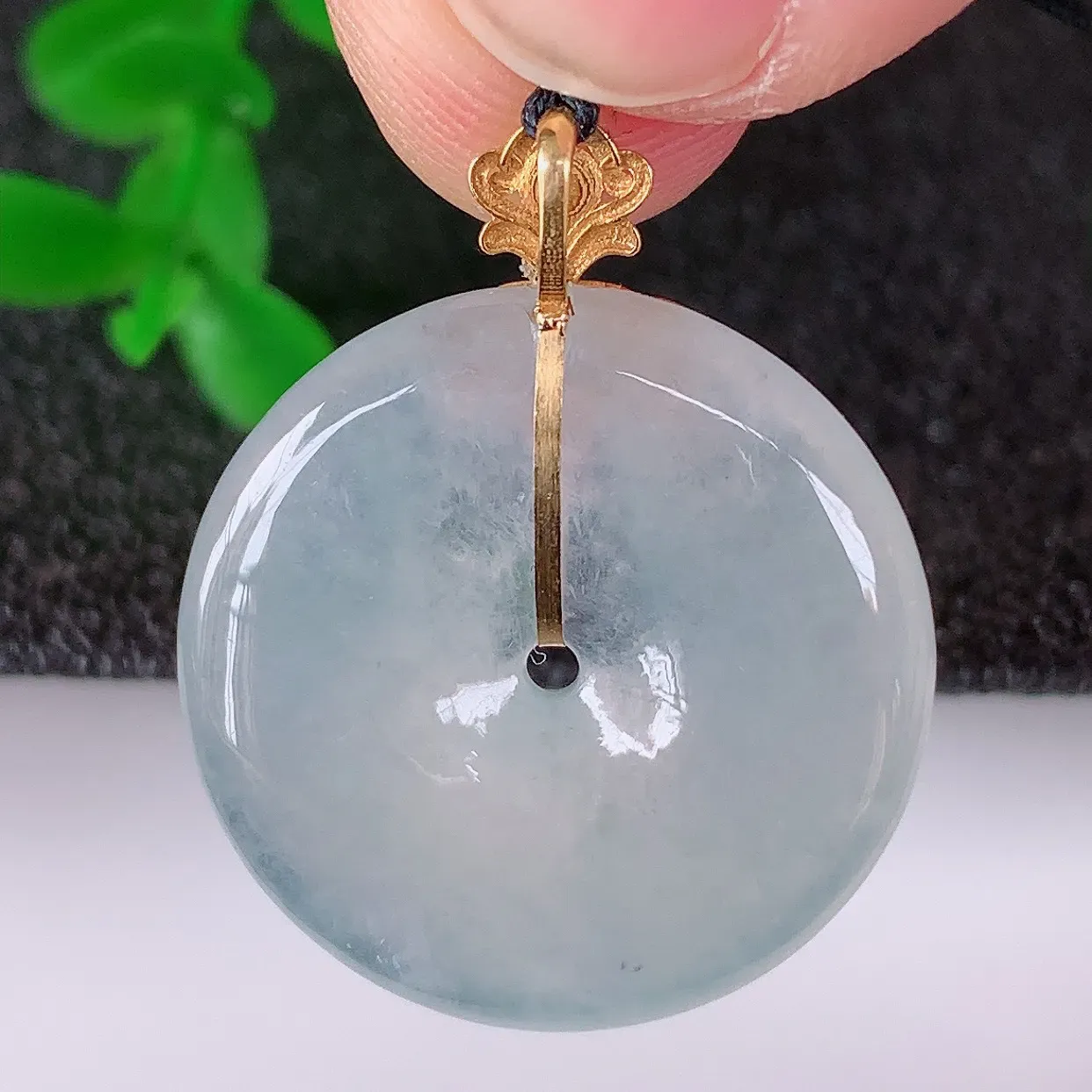 自然光实拍，18K金镶嵌水润冰种翡翠平安扣吊坠，翡翠平安扣，冰润光泽，寓意平平安安，平安扣佩戴时尚漂亮！#57.14整体26*21.5*4.5裸石21.5*21.5