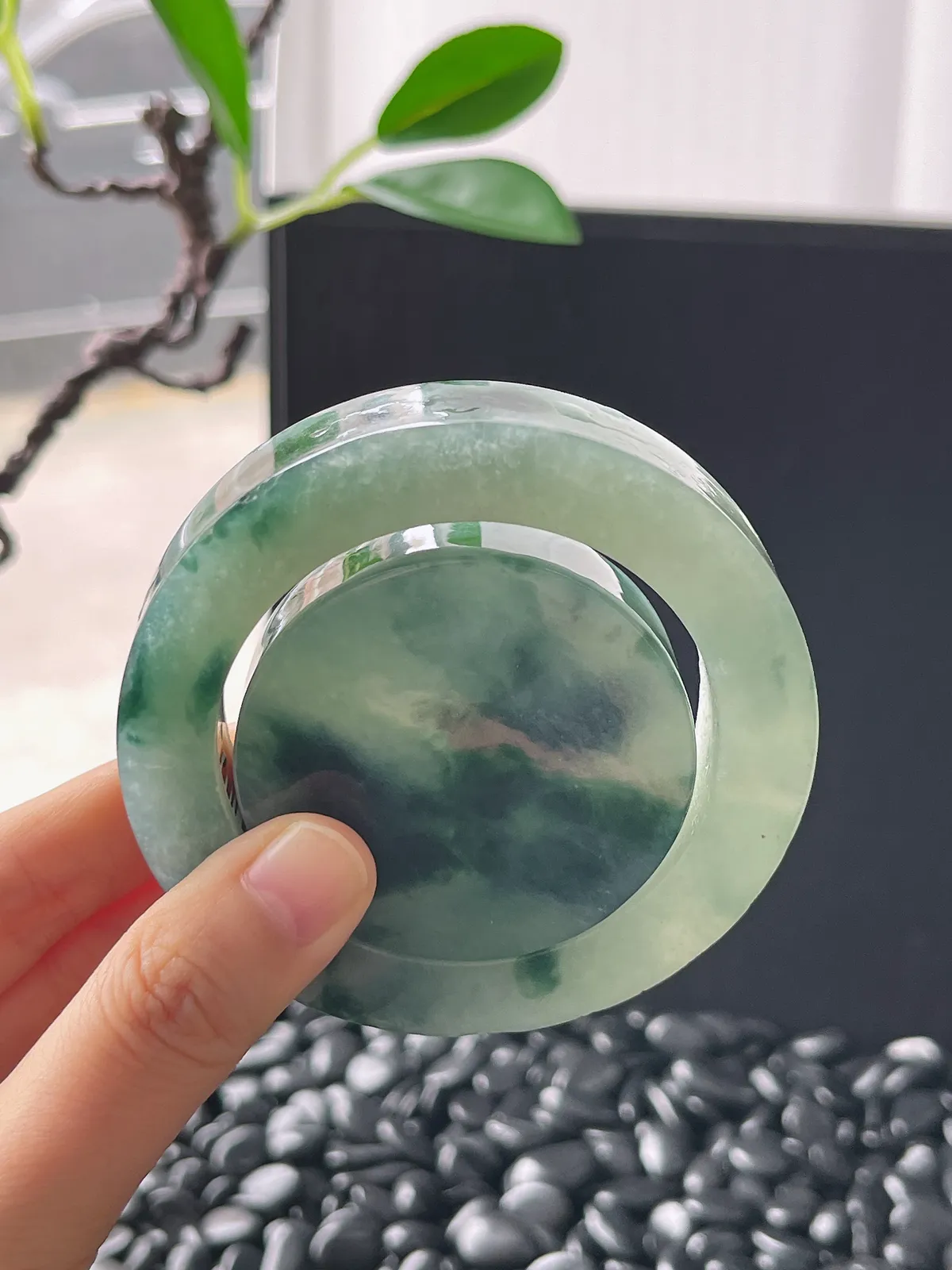 翡翠镯胚，带镯心，⭕️正圈最大做56，圆条最大做52。最小做52.5。尺寸72-52.5-13-10