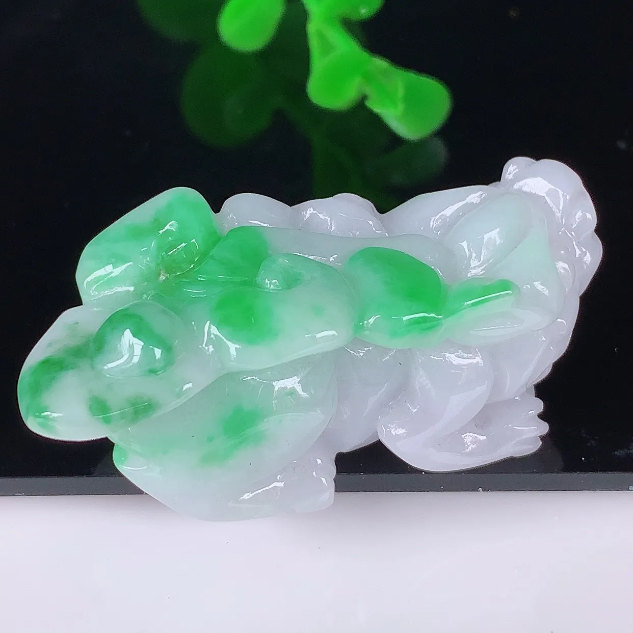 自然光实拍，冰润冰糯种飘阳绿翡翠招财貔貅吊坠，民间有“一摸貔貅运程旺盛，再摸貔貅财运滚滚，三摸貔貅平步青云 ”的美好祝愿。#41.14