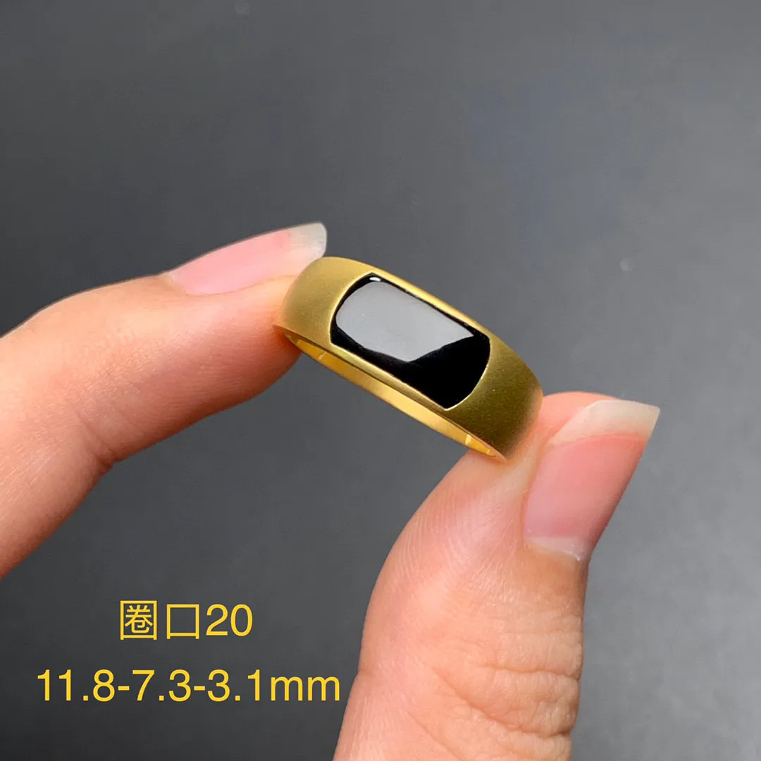 缅甸墨翠马鞍戒指，黑度极黑油亮 种老起胶 肉质细 打灯色阳冰透 品质好，18k黄金磨砂工艺镶嵌，男女都可戴 可做情侣戒